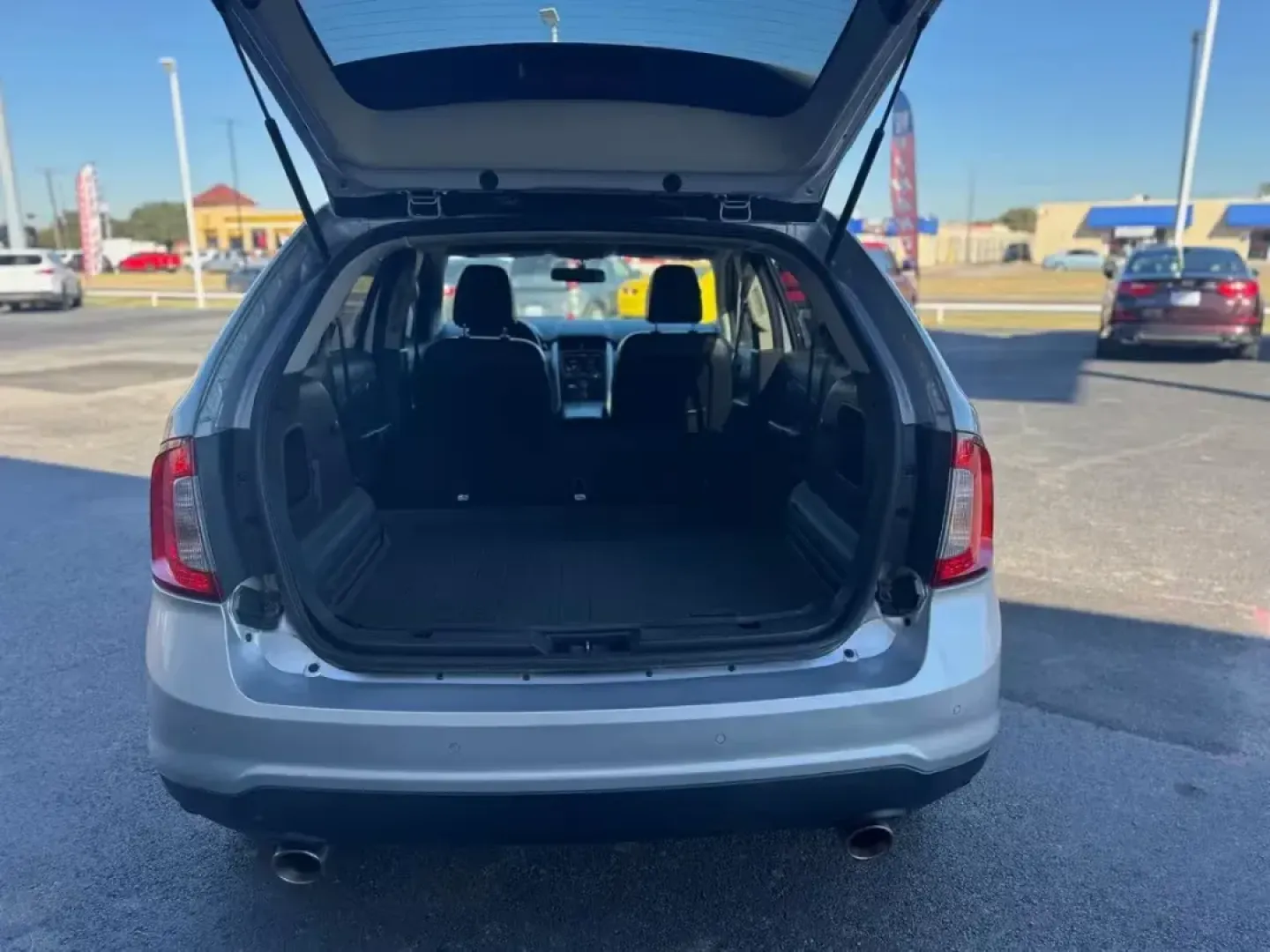 2012 SILVER Ford Edge SEL FWD (2FMDK3JC4CB) with an 3.5L V6 DOHC 24V engine, 6-Speed Automatic transmission, located at 10740 Forest Lane, Dallas, TX, 75243, (972) 272-7300, 32.908588, -96.701813 - Experience the freedom of adventure with this 2012 Ford Edge SEL FWD, a stylish and versatile SUV perfectly designed for today's active lifestyle. Whether you're commuting to work in downtown Dallas, shuttling the kids around the Lake Highlands neighborhoods, or planning an unforgettable weekend get - Photo#4