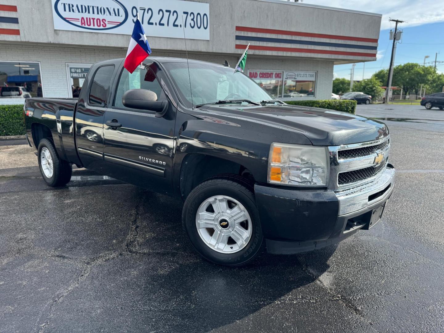 2010 GRAY CHEVROLET SILVERADO LT (1GCSKSE35AZ) , located at 10740 Forest Lane, Dallas, TX, 75243, (972) 272-7300, 32.908588, -96.701813 - Photo#1