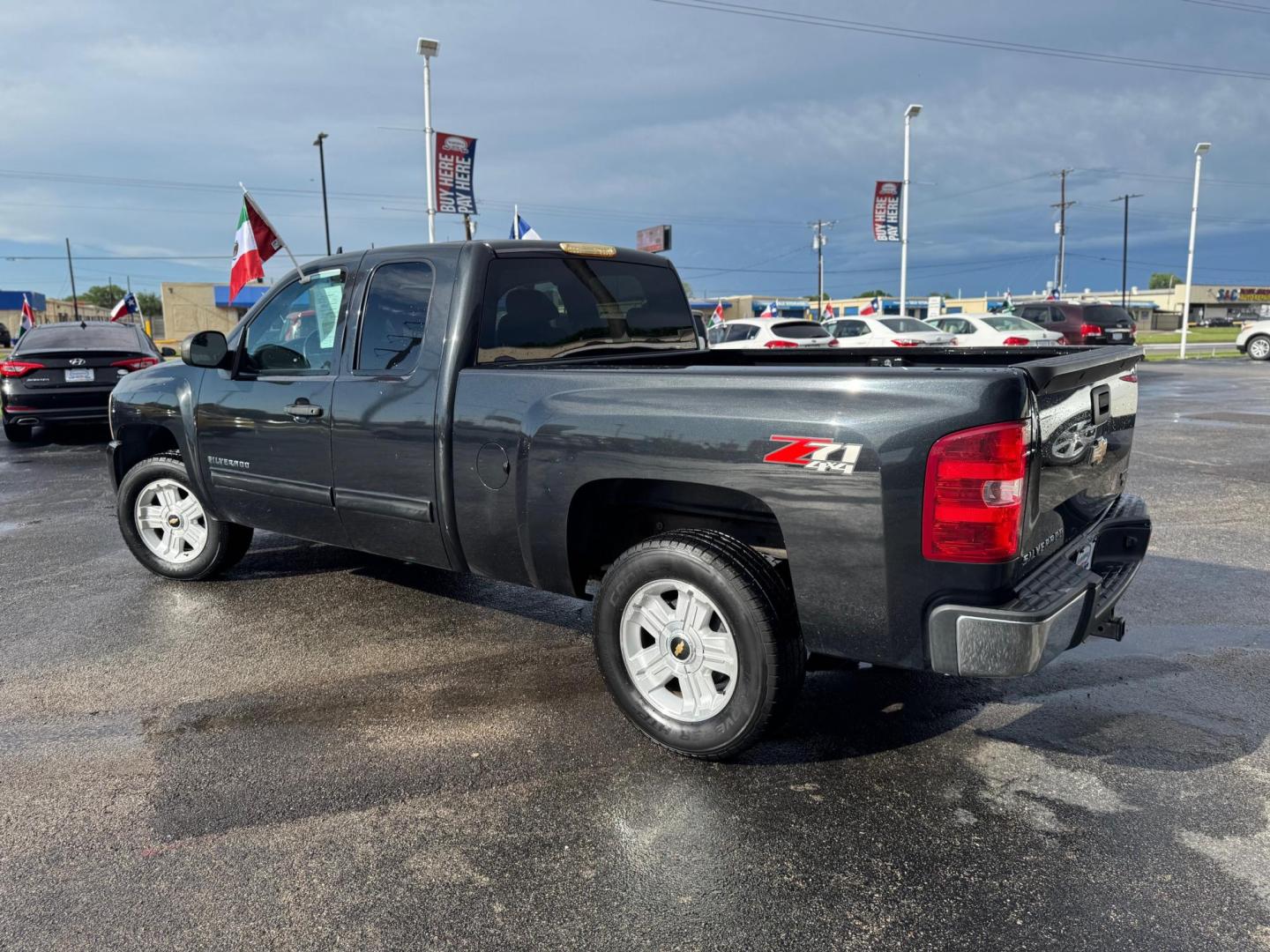 2010 GRAY CHEVROLET SILVERADO LT (1GCSKSE35AZ) , located at 10740 Forest Lane, Dallas, TX, 75243, (972) 272-7300, 32.908588, -96.701813 - Photo#4