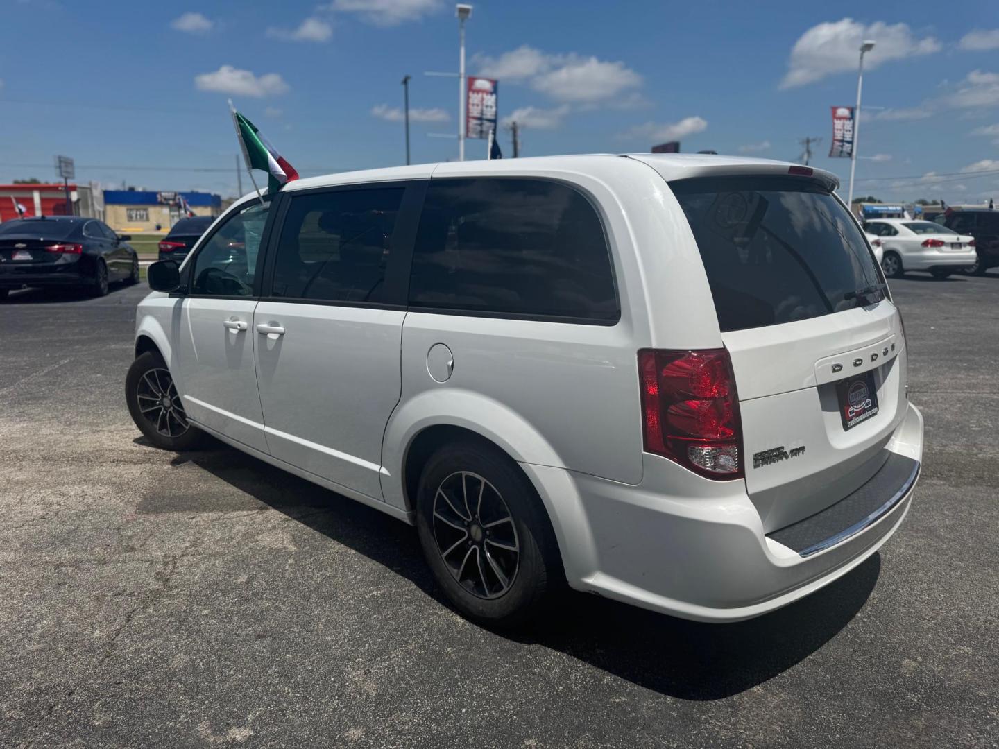 2018 WHITE DODGE GRAND CARAVAN GT (2C4RDGEG0JR) , located at 10740 Forest Lane, Dallas, TX, 75243, (972) 272-7300, 32.908588, -96.701813 - Photo#4