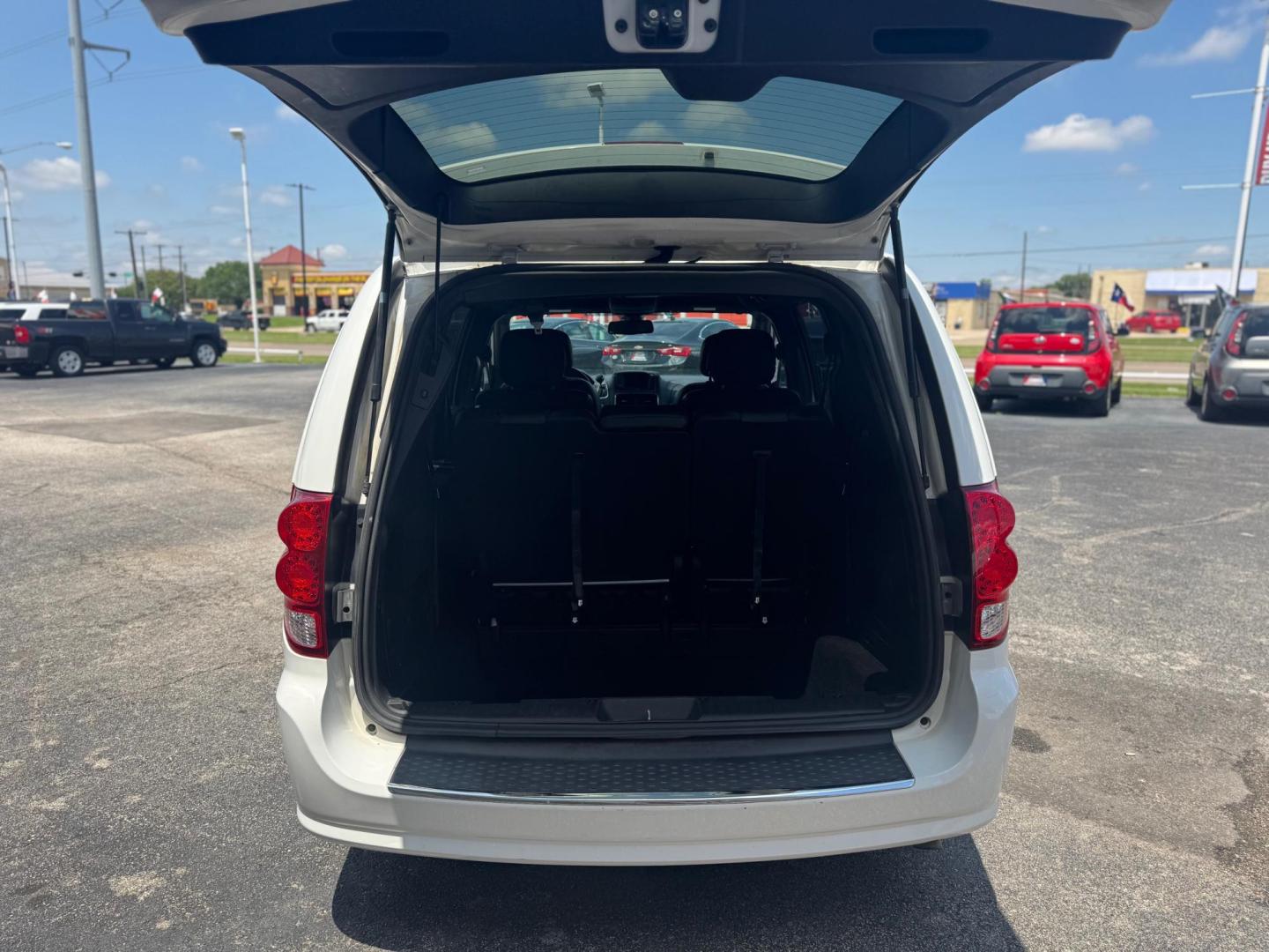 2018 WHITE DODGE GRAND CARAVAN GT (2C4RDGEG0JR) , located at 10740 Forest Lane, Dallas, TX, 75243, (972) 272-7300, 32.908588, -96.701813 - Photo#5