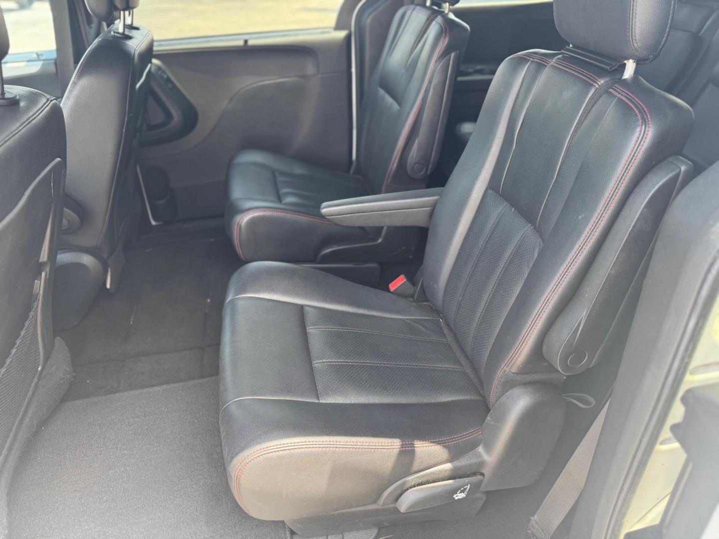 2018 WHITE DODGE GRAND CARAVAN GT (2C4RDGEG0JR) , located at 10740 Forest Lane, Dallas, TX, 75243, (972) 272-7300, 32.908588, -96.701813 - Photo#6