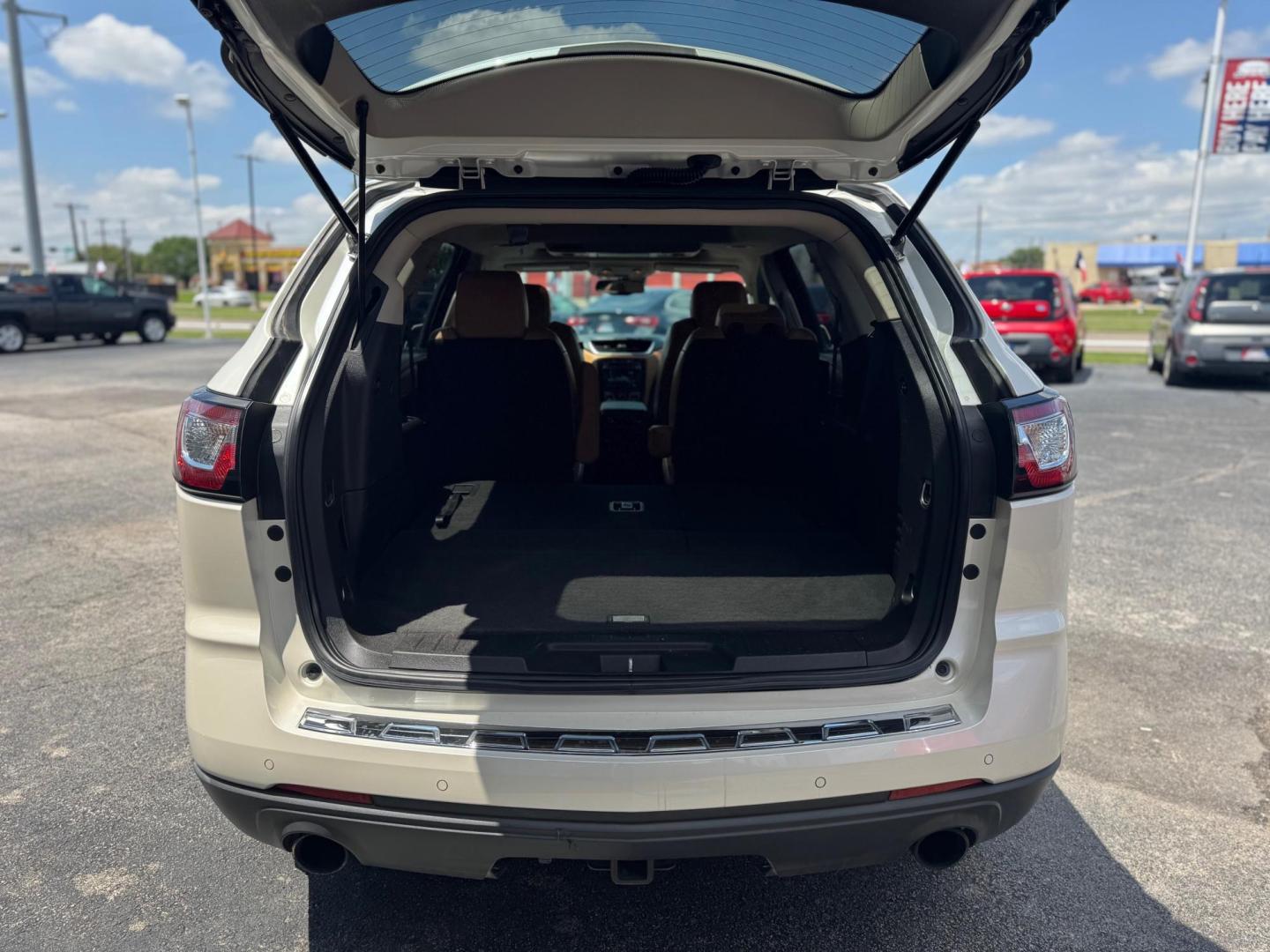 2014 WHITE CHEVROLET TRAVERSE LTZ (1GNKRJKD3EJ) , located at 10740 Forest Lane, Dallas, TX, 75243, (972) 272-7300, 32.908588, -96.701813 - Photo#4