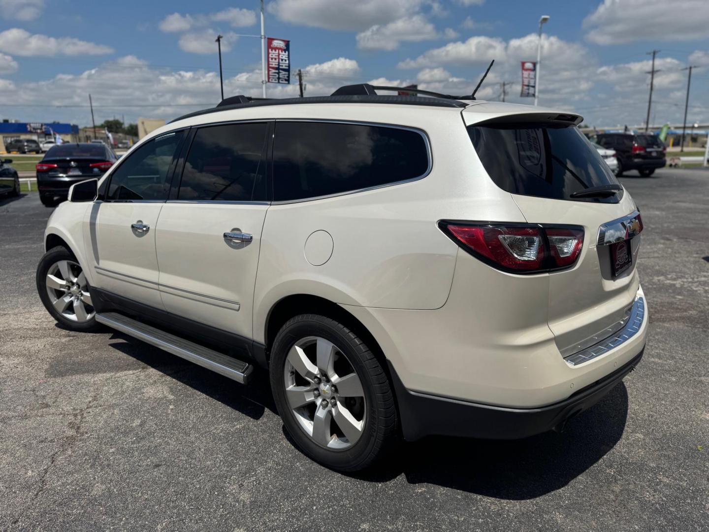 2014 WHITE CHEVROLET TRAVERSE LTZ (1GNKRJKD3EJ) , located at 10740 Forest Lane, Dallas, TX, 75243, (972) 272-7300, 32.908588, -96.701813 - Photo#6