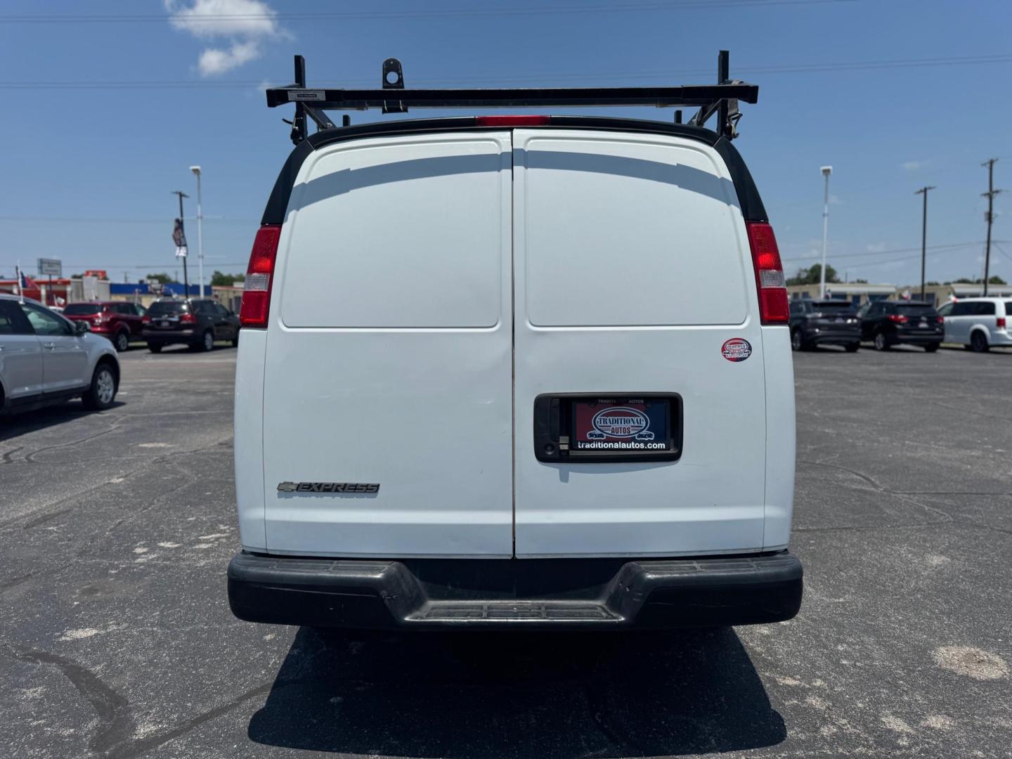 2020 WHITE CHEVROLET EXPRESS WORK VAN (1GCWGAFG7L1) , located at 10740 Forest Lane, Dallas, TX, 75243, (972) 272-7300, 32.908588, -96.701813 - Photo#4