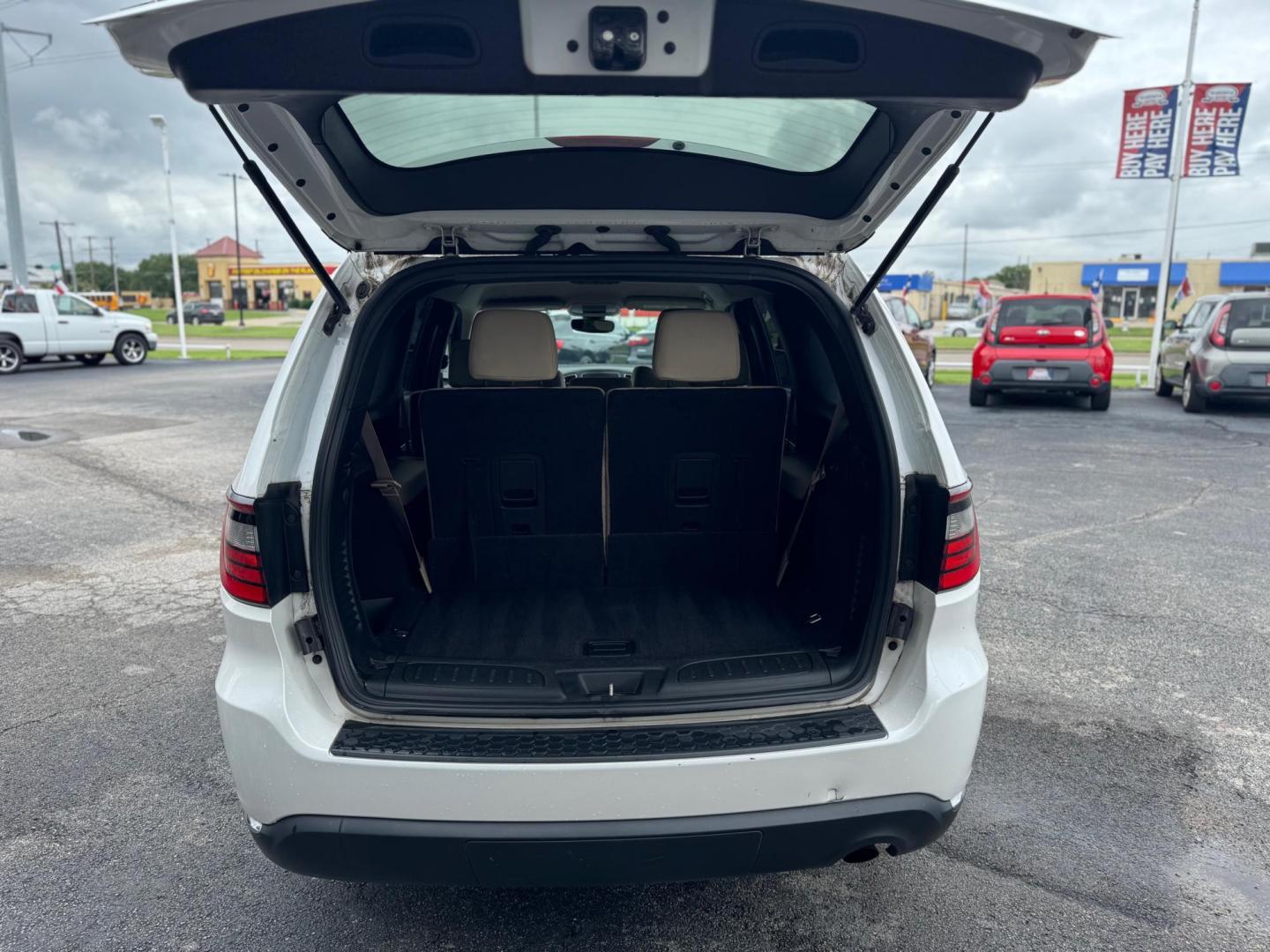 2017 WHITE DODGE DURANGO SXT (1C4RDHAG9HC) , located at 10740 Forest Lane, Dallas, TX, 75243, (972) 272-7300, 32.908588, -96.701813 - Photo#4