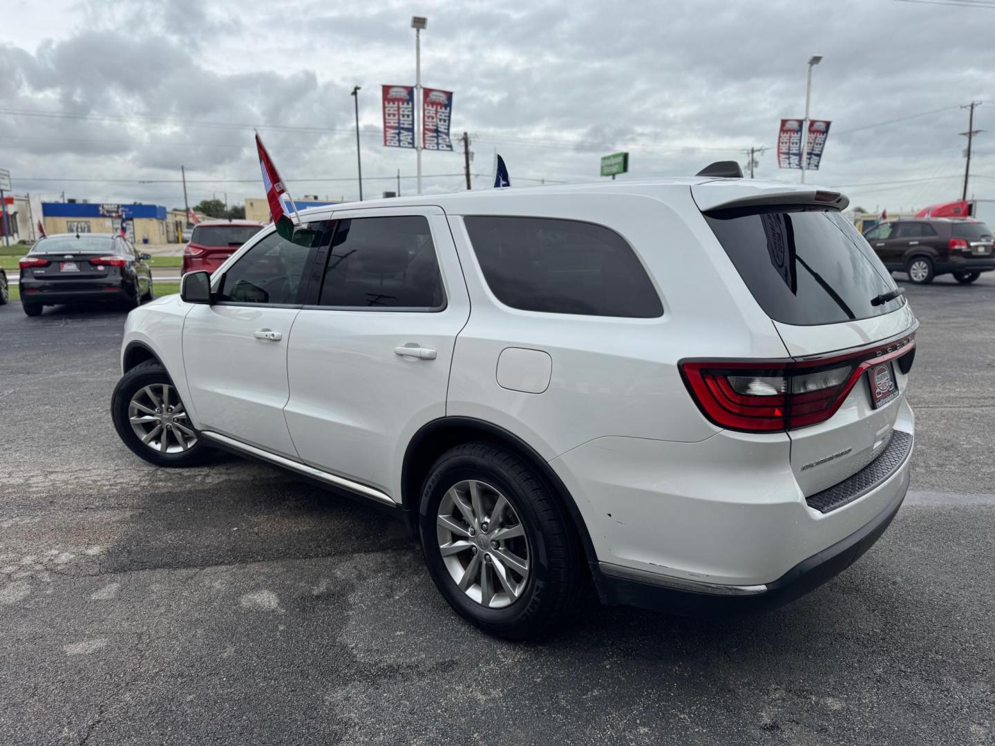 2017 WHITE DODGE DURANGO SXT (1C4RDHAG9HC) , located at 10740 Forest Lane, Dallas, TX, 75243, (972) 272-7300, 32.908588, -96.701813 - Photo#5
