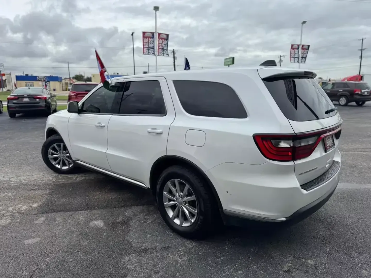 2017 WHITE Dodge Durango SXT RWD (1C4RDHAG9HC) with an 3.6L V6 DOHC 24V engine, 8A transmission, located at 10740 Forest Lane, Dallas, TX, 75243, (972) 272-7300, 32.908588, -96.701813 - **Unleash Your Adventure with the 2017 Dodge Durango SXT RWD!**<br /> <br /> Are you searching for a spacious and powerful SUV that fits seamlessly into your active lifestyle? Look no further than this 2017 Dodge Durango SXT RWD, perfect for growing families, weekend adventurers, or anyone who needs - Photo#5