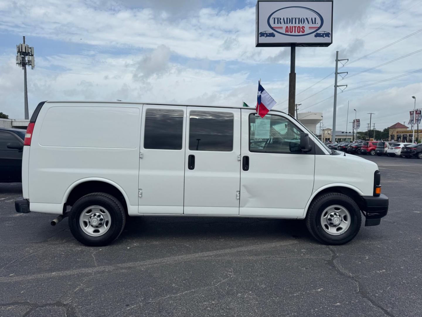 2017 WHITE CHEVROLET EXPRESS WORK VAN (1GCWGAFG3H1) , located at 10740 Forest Lane, Dallas, TX, 75243, (972) 272-7300, 32.908588, -96.701813 - Photo#3