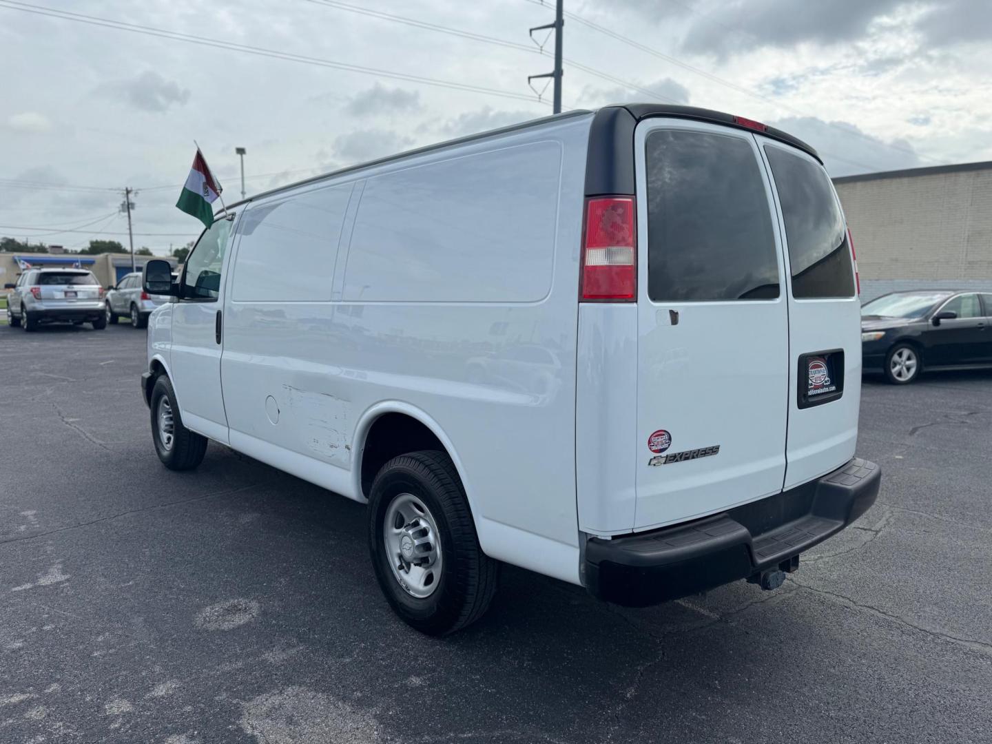 2017 WHITE CHEVROLET EXPRESS WORK VAN (1GCWGAFG3H1) , located at 10740 Forest Lane, Dallas, TX, 75243, (972) 272-7300, 32.908588, -96.701813 - Photo#5