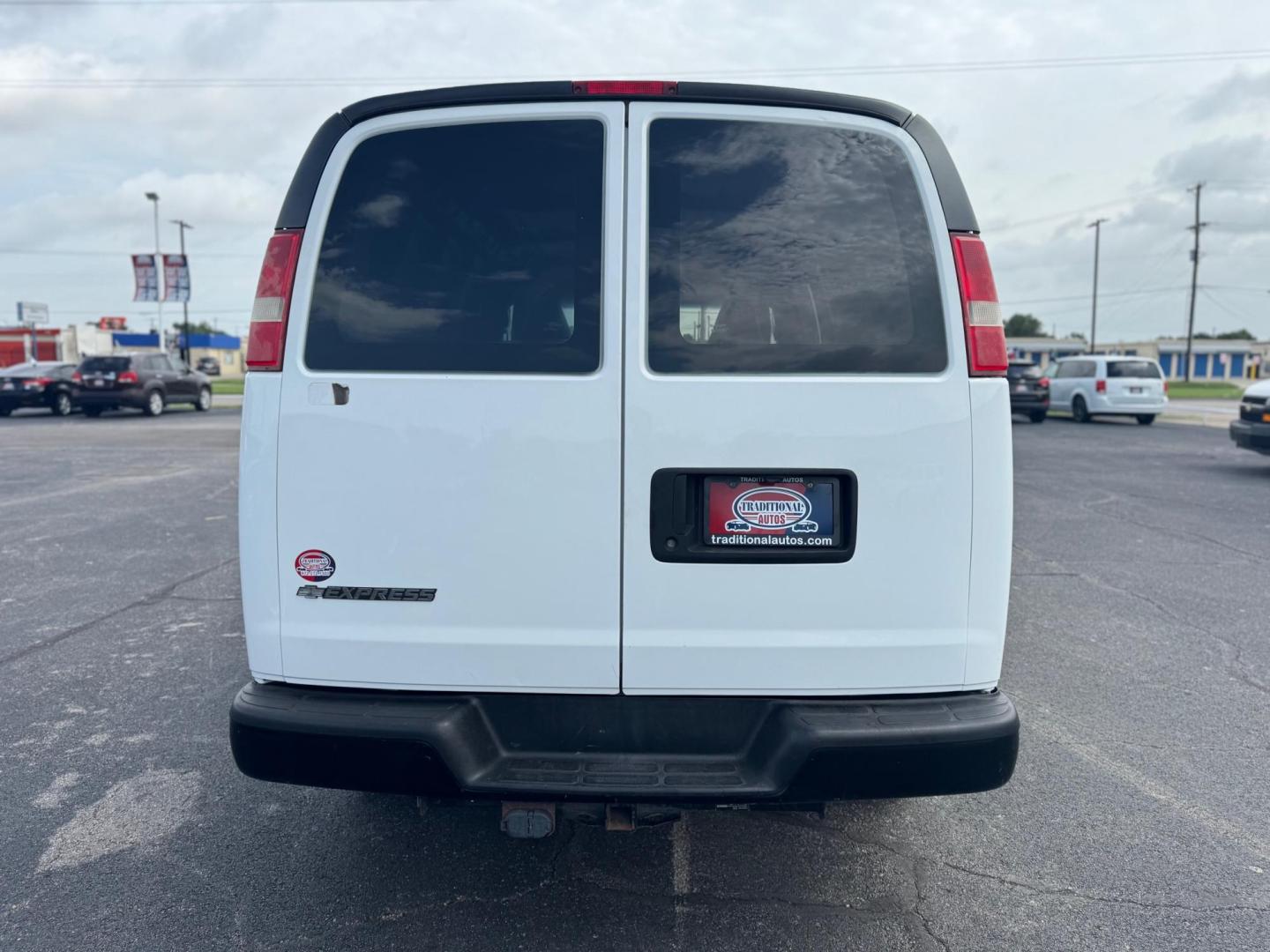 2017 WHITE CHEVROLET EXPRESS WORK VAN (1GCWGAFG3H1) , located at 10740 Forest Lane, Dallas, TX, 75243, (972) 272-7300, 32.908588, -96.701813 - Photo#4