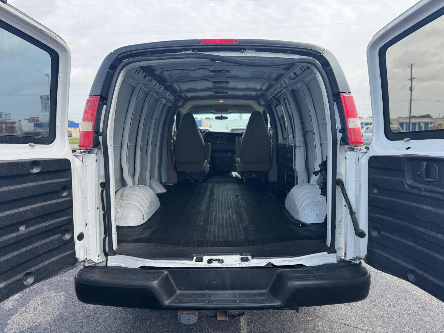 2017 WHITE CHEVROLET EXPRESS WORK VAN (1GCWGAFG3H1) , located at 10740 Forest Lane, Dallas, TX, 75243, (972) 272-7300, 32.908588, -96.701813 - Photo#6