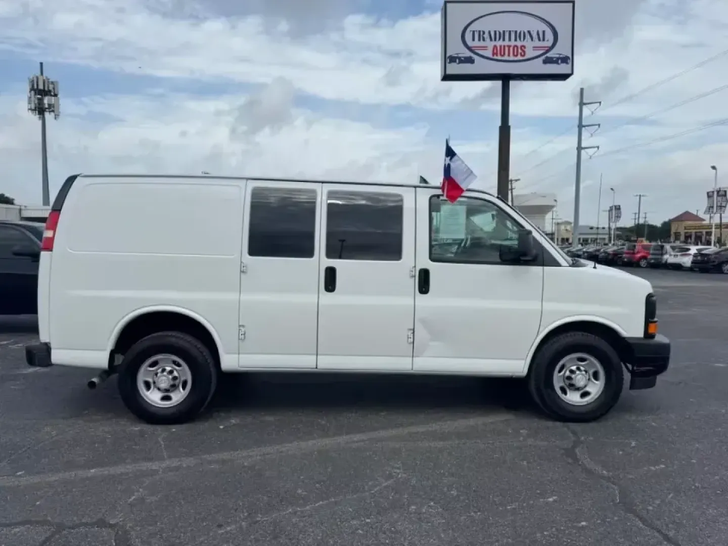 2017 WHITE Chevrolet Express 2500 Cargo (1GCWGAFG3H1) with an 6.0L V8 OHV 16V FFV engine, 6A transmission, located at 10740 Forest Lane, Dallas, TX, 75243, (972) 272-7300, 32.908588, -96.701813 - Are you a business owner or an aspiring entrepreneur looking for a reliable partner to help you tackle your daily tasks? Look no further than this 2017 Chevrolet Express 2500 Cargo Van, available now at **Traditional Autos**, the premier pre-owned dealership in Dallas, TX. Conveniently located at ** - Photo#3