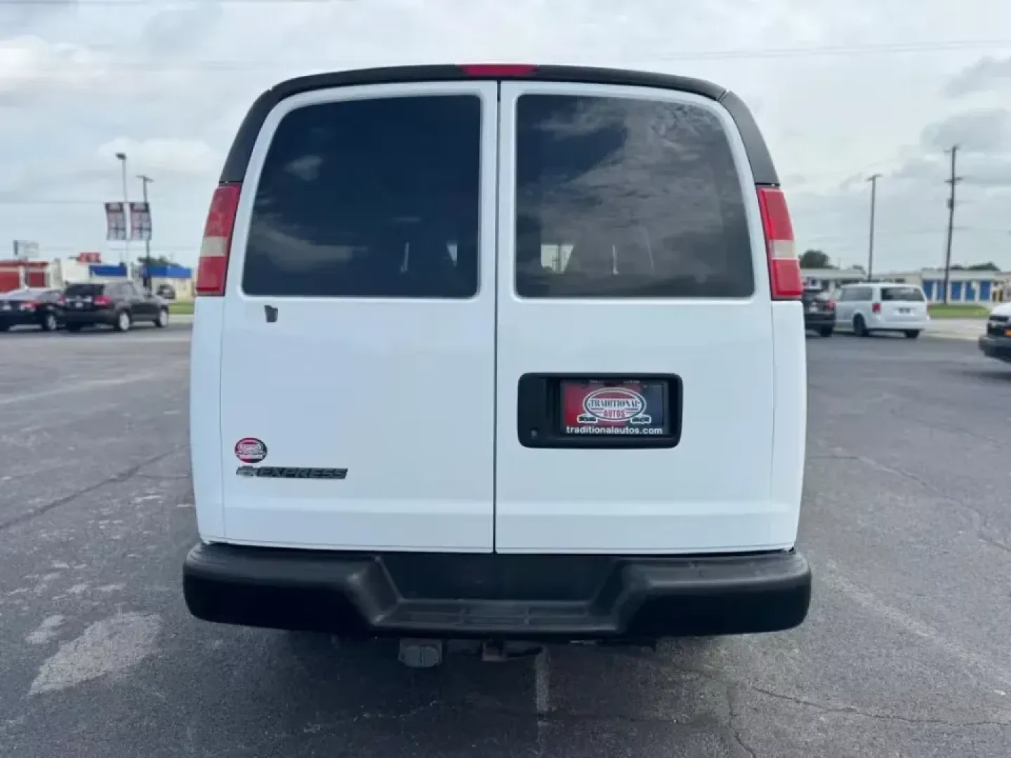 2017 WHITE Chevrolet Express 2500 Cargo (1GCWGAFG3H1) with an 6.0L V8 OHV 16V FFV engine, 6A transmission, located at 10740 Forest Lane, Dallas, TX, 75243, (972) 272-7300, 32.908588, -96.701813 - Are you a business owner or an aspiring entrepreneur looking for a reliable partner to help you tackle your daily tasks? Look no further than this 2017 Chevrolet Express 2500 Cargo Van, available now at **Traditional Autos**, the premier pre-owned dealership in Dallas, TX. Conveniently located at ** - Photo#4