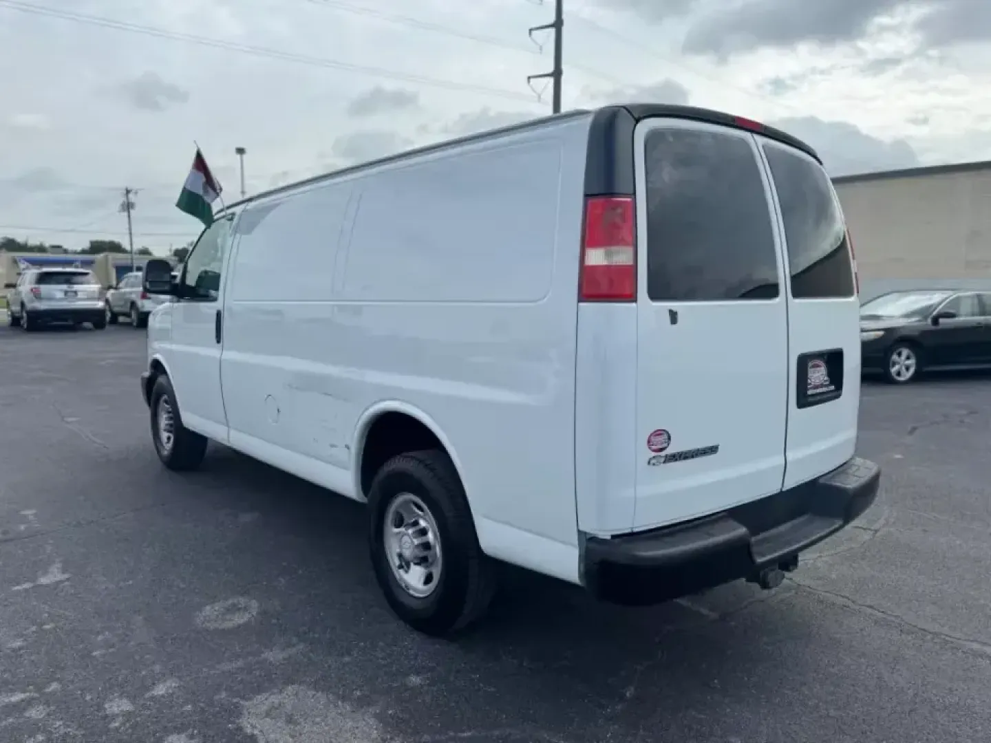 2017 WHITE Chevrolet Express 2500 Cargo (1GCWGAFG3H1) with an 6.0L V8 OHV 16V FFV engine, 6A transmission, located at 10740 Forest Lane, Dallas, TX, 75243, (972) 272-7300, 32.908588, -96.701813 - Are you a business owner or an aspiring entrepreneur looking for a reliable partner to help you tackle your daily tasks? Look no further than this 2017 Chevrolet Express 2500 Cargo Van, available now at **Traditional Autos**, the premier pre-owned dealership in Dallas, TX. Conveniently located at ** - Photo#5