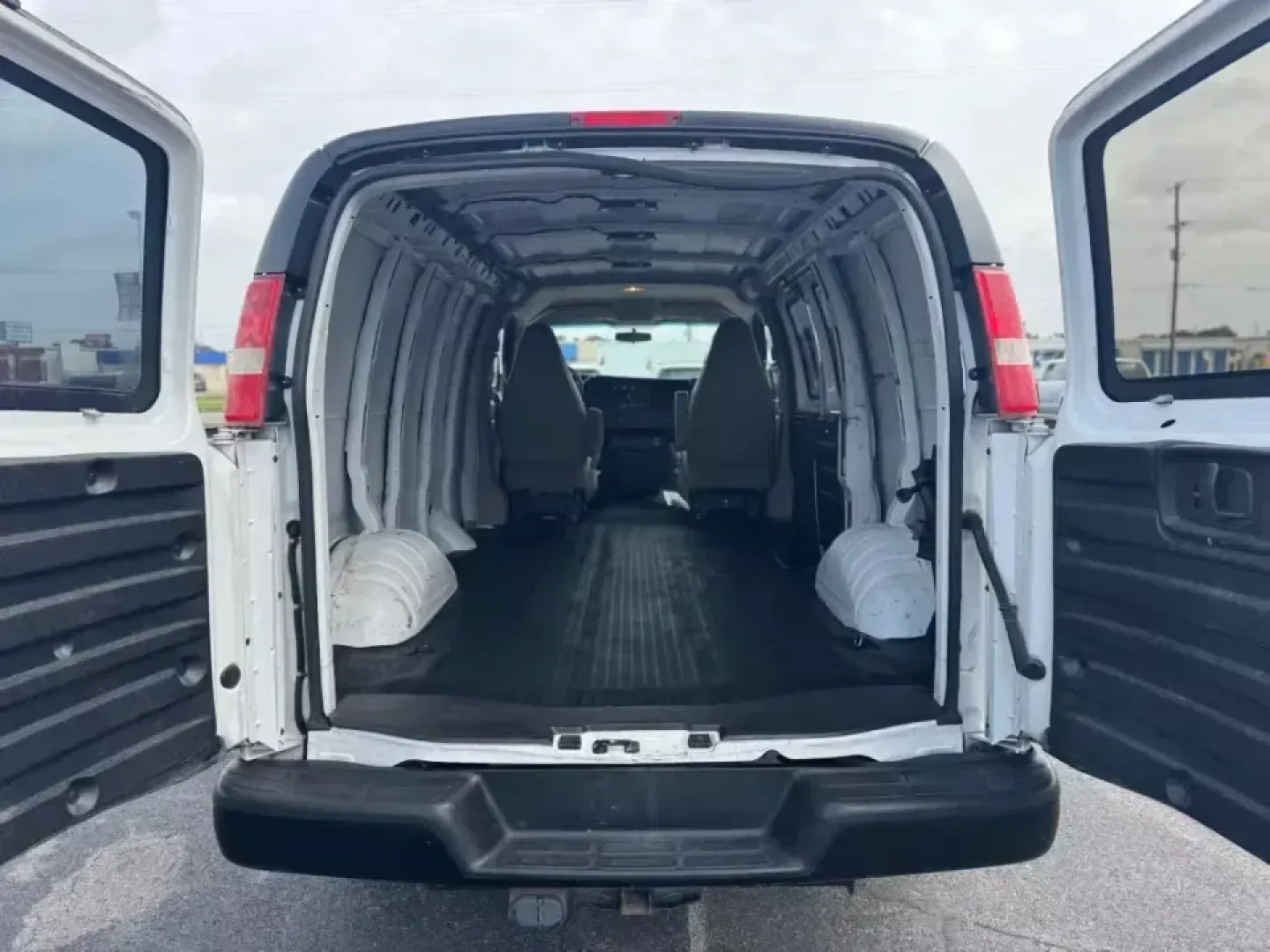 2017 WHITE Chevrolet Express 2500 Cargo (1GCWGAFG3H1) with an 6.0L V8 OHV 16V FFV engine, 6A transmission, located at 10740 Forest Lane, Dallas, TX, 75243, (972) 272-7300, 32.908588, -96.701813 - Are you a business owner or an aspiring entrepreneur looking for a reliable partner to help you tackle your daily tasks? Look no further than this 2017 Chevrolet Express 2500 Cargo Van, available now at **Traditional Autos**, the premier pre-owned dealership in Dallas, TX. Conveniently located at ** - Photo#6