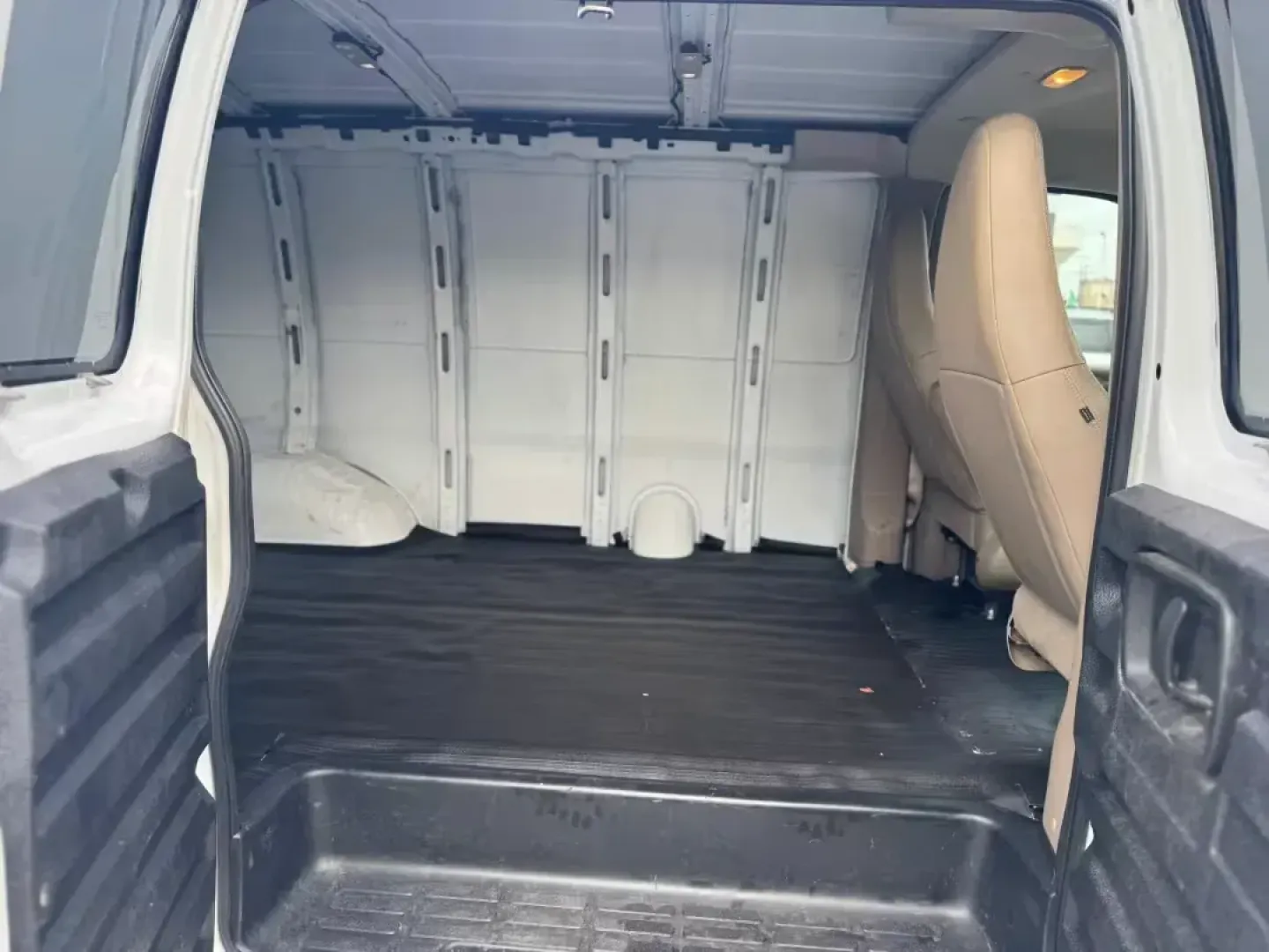 2017 WHITE Chevrolet Express 2500 Cargo (1GCWGAFG3H1) with an 6.0L V8 OHV 16V FFV engine, 6A transmission, located at 10740 Forest Lane, Dallas, TX, 75243, (972) 272-7300, 32.908588, -96.701813 - Are you a business owner or an aspiring entrepreneur looking for a reliable partner to help you tackle your daily tasks? Look no further than this 2017 Chevrolet Express 2500 Cargo Van, available now at **Traditional Autos**, the premier pre-owned dealership in Dallas, TX. Conveniently located at ** - Photo#9