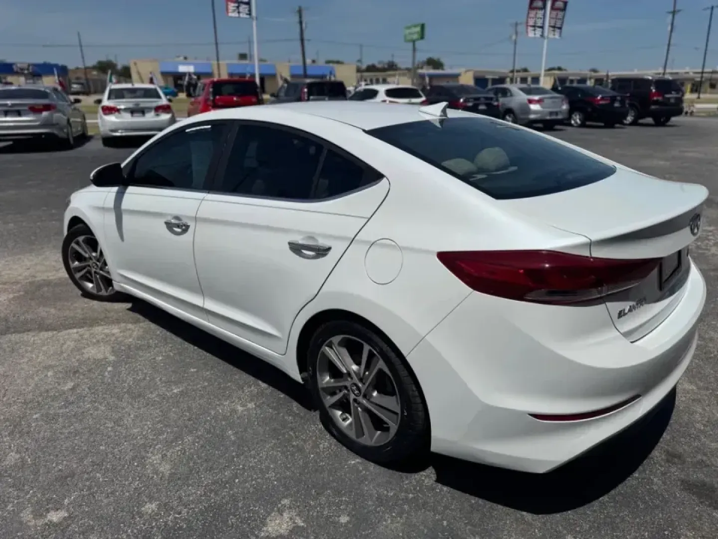 2017 WHITE Hyundai Elantra Limited (5NPD84LF0HH) with an 1.8L L4 DOHC 16V engine, 6A transmission, located at 10740 Forest Lane, Dallas, TX, 75243, (972) 272-7300, 32.908588, -96.701813 - **Discover Your Perfect Commuter Companion: 2017 Hyundai Elantra Limited at Traditional Autos**<br /> <br /> Are you searching for an ideal vehicle that fits seamlessly into your daily routine? Look no further than this stylish 2017 Hyundai Elantra Limited, expertly designed for those who value comf - Photo#5