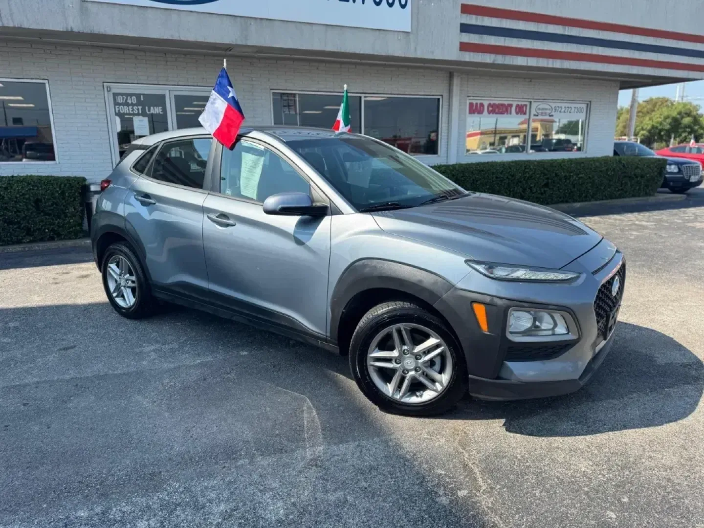 2019 GRAY Hyundai Kona SE (KM8K12AA3KU) with an 2.0L L4 DOHC 16V engine, 6A transmission, located at 10740 Forest Lane, Dallas, TX, 75243, (972) 272-7300, 32.908588, -96.701813 - Looking for a reliable vehicle that can keep up with your active lifestyle? Whether you're navigating the bustling streets of Dallas or venturing on weekend getaways, the 2019 Hyundai Kona SE is the perfect companion for your journeys. With its sporty design and versatile features, this SUV is truly - Photo#1