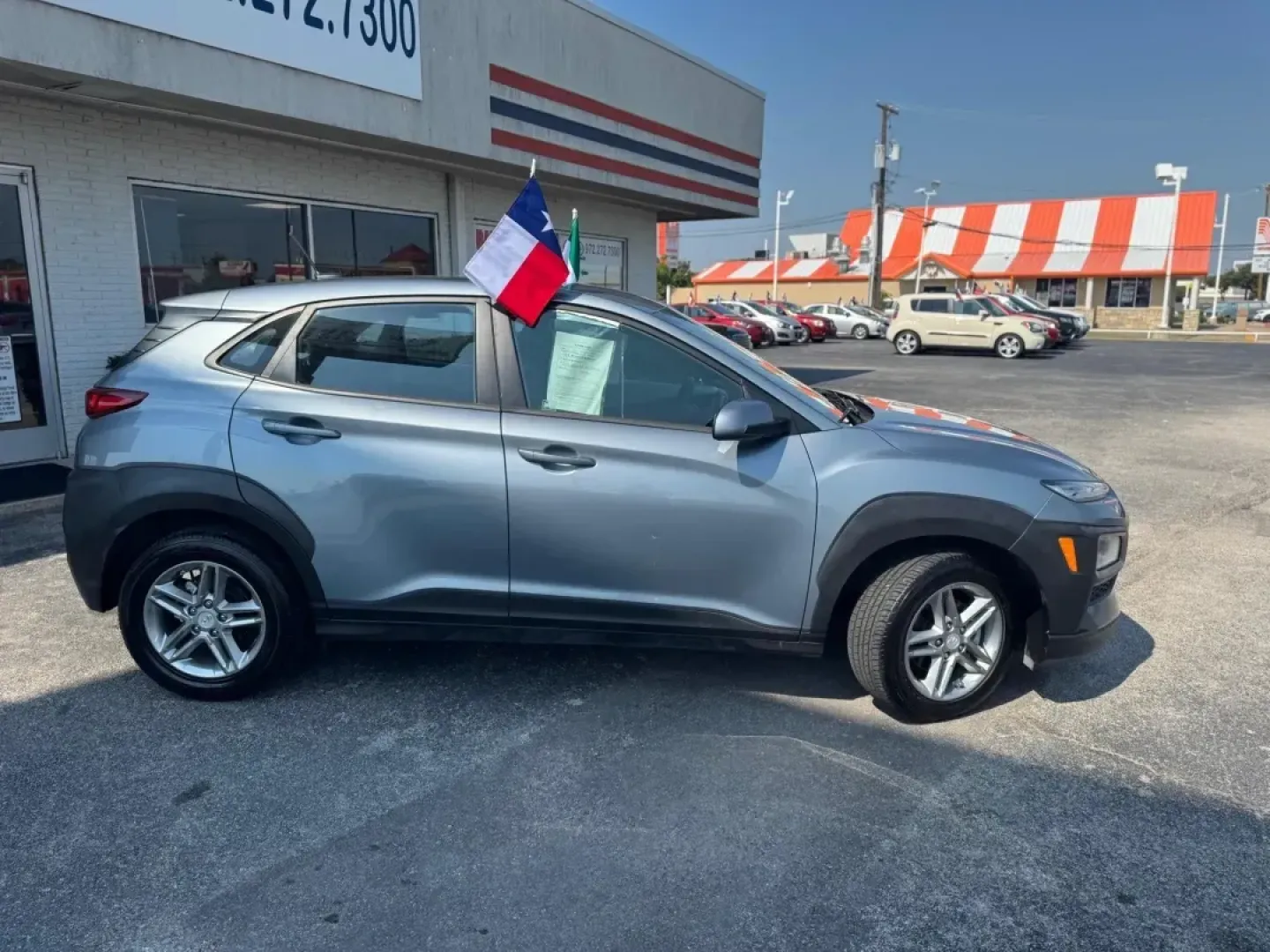 2019 GRAY Hyundai Kona SE (KM8K12AA3KU) with an 2.0L L4 DOHC 16V engine, 6A transmission, located at 10740 Forest Lane, Dallas, TX, 75243, (972) 272-7300, 32.908588, -96.701813 - Looking for a reliable vehicle that can keep up with your active lifestyle? Whether you're navigating the bustling streets of Dallas or venturing on weekend getaways, the 2019 Hyundai Kona SE is the perfect companion for your journeys. With its sporty design and versatile features, this SUV is truly - Photo#2