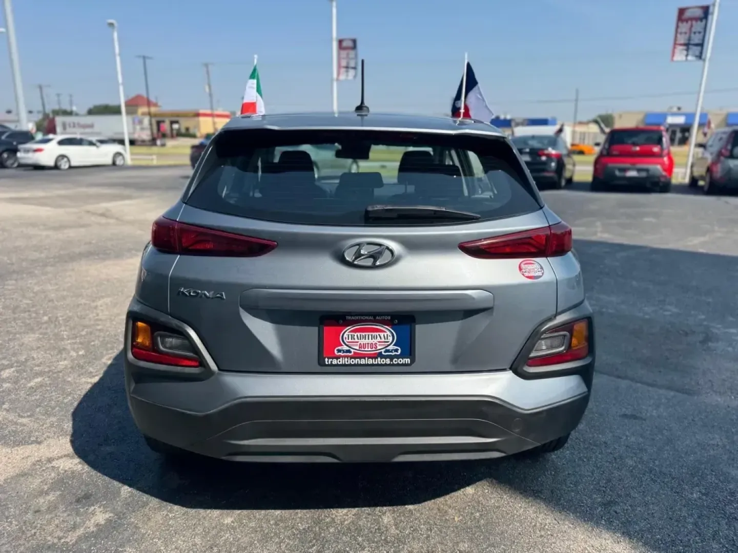 2019 GRAY Hyundai Kona SE (KM8K12AA3KU) with an 2.0L L4 DOHC 16V engine, 6A transmission, located at 10740 Forest Lane, Dallas, TX, 75243, (972) 272-7300, 32.908588, -96.701813 - Looking for a reliable vehicle that can keep up with your active lifestyle? Whether you're navigating the bustling streets of Dallas or venturing on weekend getaways, the 2019 Hyundai Kona SE is the perfect companion for your journeys. With its sporty design and versatile features, this SUV is truly - Photo#3