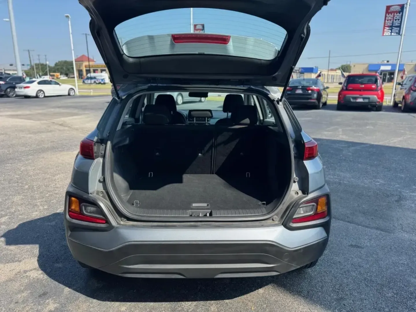 2019 GRAY Hyundai Kona SE (KM8K12AA3KU) with an 2.0L L4 DOHC 16V engine, 6A transmission, located at 10740 Forest Lane, Dallas, TX, 75243, (972) 272-7300, 32.908588, -96.701813 - Looking for a reliable vehicle that can keep up with your active lifestyle? Whether you're navigating the bustling streets of Dallas or venturing on weekend getaways, the 2019 Hyundai Kona SE is the perfect companion for your journeys. With its sporty design and versatile features, this SUV is truly - Photo#4