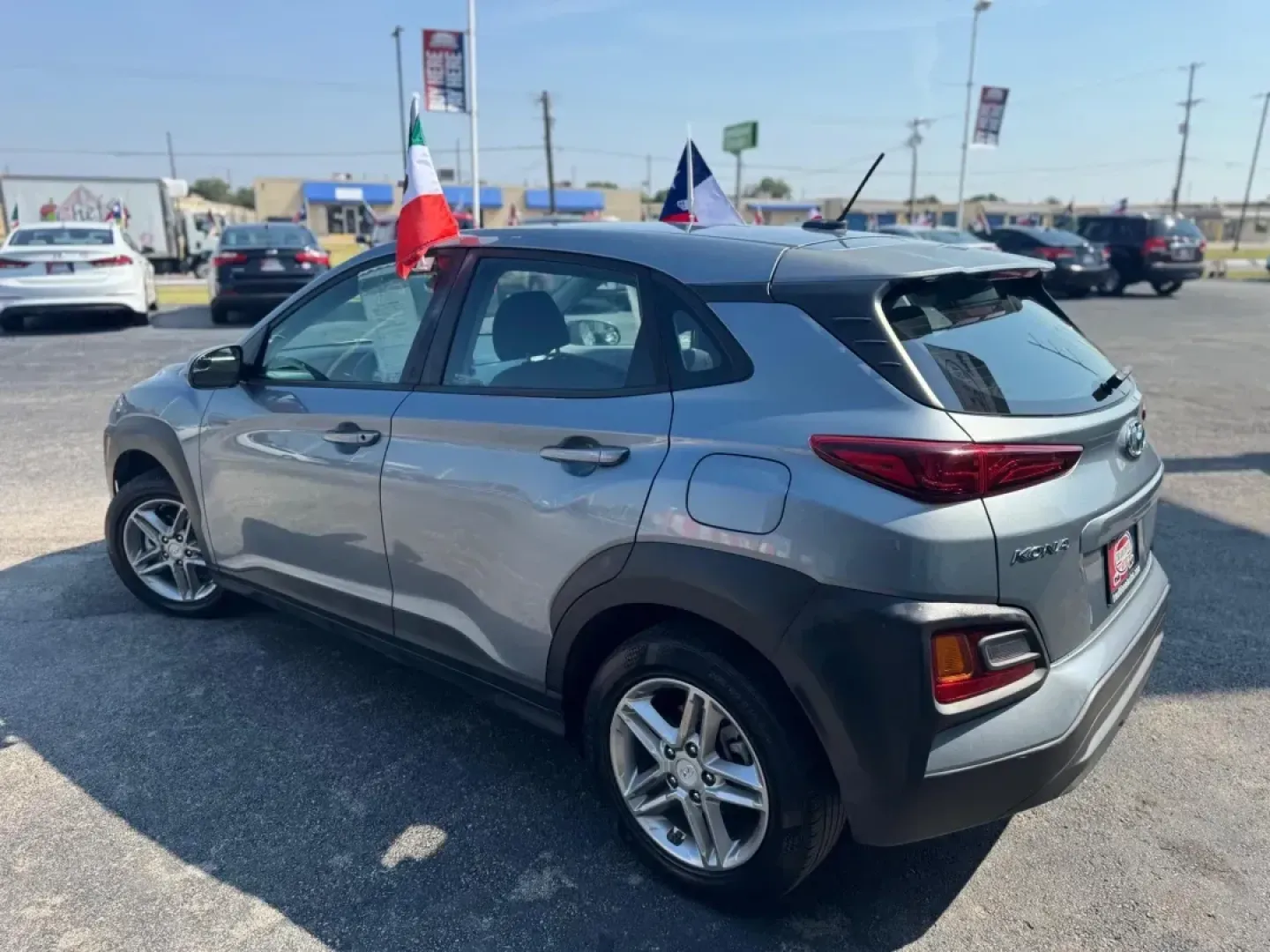 2019 GRAY Hyundai Kona SE (KM8K12AA3KU) with an 2.0L L4 DOHC 16V engine, 6A transmission, located at 10740 Forest Lane, Dallas, TX, 75243, (972) 272-7300, 32.908588, -96.701813 - Looking for a reliable vehicle that can keep up with your active lifestyle? Whether you're navigating the bustling streets of Dallas or venturing on weekend getaways, the 2019 Hyundai Kona SE is the perfect companion for your journeys. With its sporty design and versatile features, this SUV is truly - Photo#5