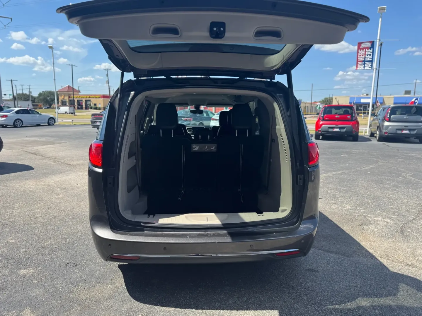 2017 Chrysler Pacifica Touring (2C4RC1BG7HR) with an 3.6L V6 DOHC 24V engine, 6A transmission, located at 10740 Forest Lane, Dallas, TX, 75243, (972) 272-7300, 32.908588, -96.701813 - ### Navigate Life with Ease in the 2017 Chrysler Pacifica - Perfect for Families on the Go!<br /> <br /> Are you searching for a versatile and reliable vehicle that perfectly accommodates your family's dynamic lifestyle? Look no further than this stunning **2017 Chrysler Pacifica**, now available at - Photo#4