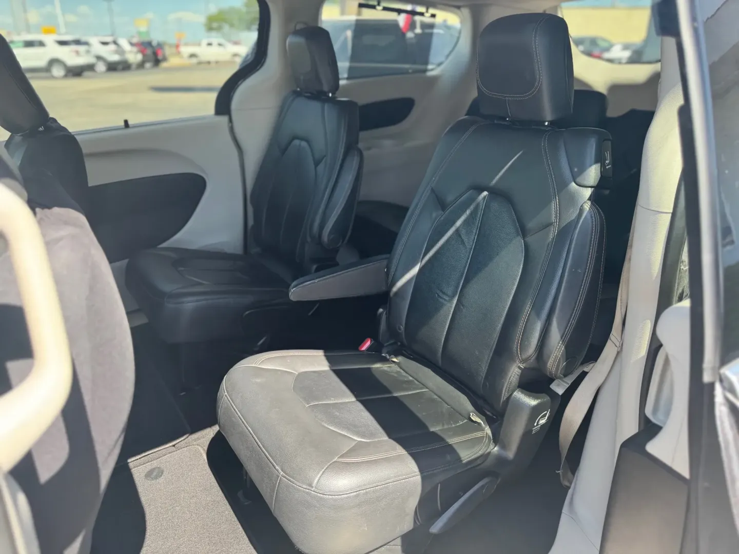2017 Chrysler Pacifica Touring (2C4RC1BG7HR) with an 3.6L V6 DOHC 24V engine, 6A transmission, located at 10740 Forest Lane, Dallas, TX, 75243, (972) 272-7300, 32.908588, -96.701813 - ### Navigate Life with Ease in the 2017 Chrysler Pacifica - Perfect for Families on the Go!<br /> <br /> Are you searching for a versatile and reliable vehicle that perfectly accommodates your family's dynamic lifestyle? Look no further than this stunning **2017 Chrysler Pacifica**, now available at - Photo#5