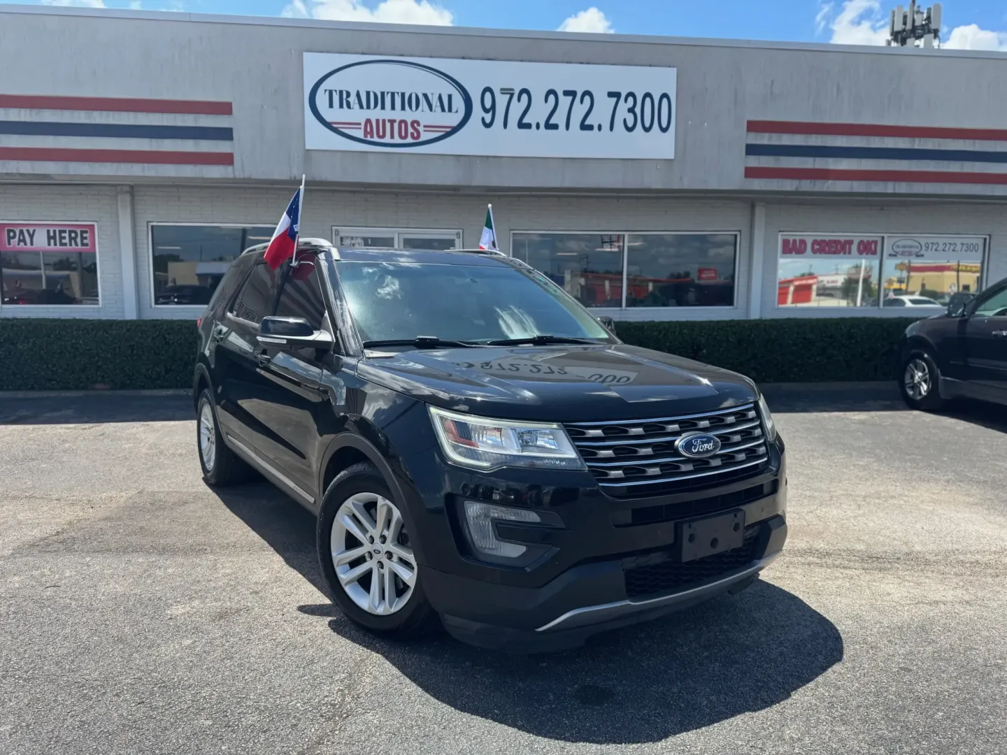 2017 Ford Explorer XLT FWD (1FM5K7D85HG) with an 3.5L V6 DOHC 24V engine, 6A transmission, located at 10740 Forest Lane, Dallas, TX, 75243, (972) 272-7300, 32.908588, -96.701813 - **Discover Adventure with the 2017 Ford Explorer at Traditional Autos in Dallas, TX!**<br /> <br /> Are you ready to elevate your family outings or weekend adventures? The 2017 Ford Explorer is the perfect SUV that marries versatility with comfort, making it an outstanding choice for those who love - Photo#0