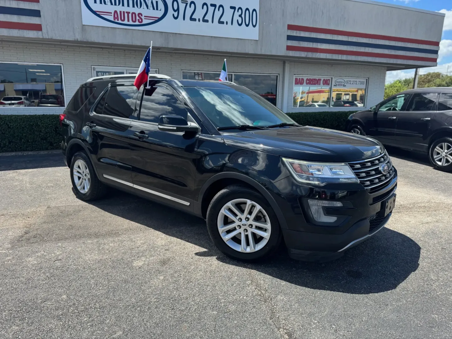 2017 Ford Explorer XLT FWD (1FM5K7D85HG) with an 3.5L V6 DOHC 24V engine, 6A transmission, located at 10740 Forest Lane, Dallas, TX, 75243, (972) 272-7300, 32.908588, -96.701813 - **Discover Adventure with the 2017 Ford Explorer at Traditional Autos in Dallas, TX!**<br /> <br /> Are you ready to elevate your family outings or weekend adventures? The 2017 Ford Explorer is the perfect SUV that marries versatility with comfort, making it an outstanding choice for those who love - Photo#1
