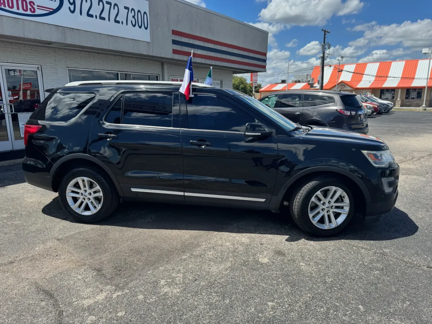 2017 Ford Explorer XLT FWD (1FM5K7D85HG) with an 3.5L V6 DOHC 24V engine, 6A transmission, located at 10740 Forest Lane, Dallas, TX, 75243, (972) 272-7300, 32.908588, -96.701813 - **Discover Adventure with the 2017 Ford Explorer at Traditional Autos in Dallas, TX!**<br /> <br /> Are you ready to elevate your family outings or weekend adventures? The 2017 Ford Explorer is the perfect SUV that marries versatility with comfort, making it an outstanding choice for those who love - Photo#2