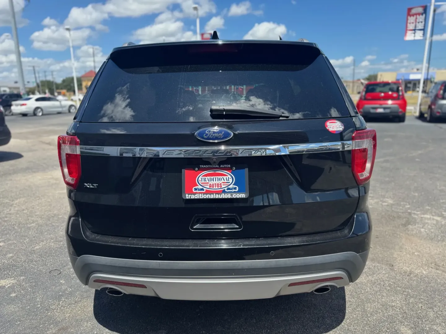 2017 Ford Explorer XLT FWD (1FM5K7D85HG) with an 3.5L V6 DOHC 24V engine, 6A transmission, located at 10740 Forest Lane, Dallas, TX, 75243, (972) 272-7300, 32.908588, -96.701813 - **Discover Adventure with the 2017 Ford Explorer at Traditional Autos in Dallas, TX!**<br /> <br /> Are you ready to elevate your family outings or weekend adventures? The 2017 Ford Explorer is the perfect SUV that marries versatility with comfort, making it an outstanding choice for those who love - Photo#3