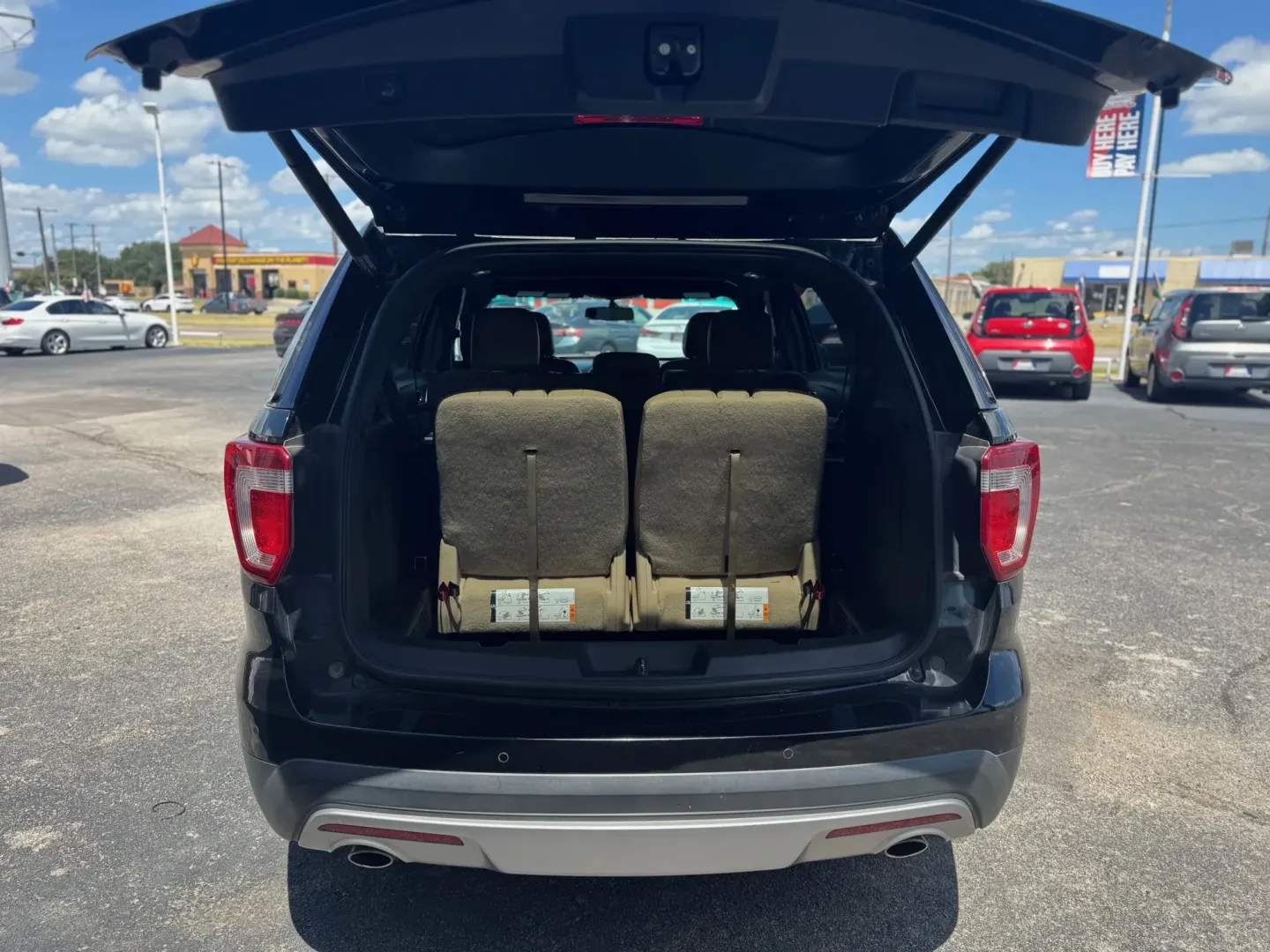 2017 Ford Explorer XLT FWD (1FM5K7D85HG) with an 3.5L V6 DOHC 24V engine, 6A transmission, located at 10740 Forest Lane, Dallas, TX, 75243, (972) 272-7300, 32.908588, -96.701813 - **Discover Adventure with the 2017 Ford Explorer at Traditional Autos in Dallas, TX!**<br /> <br /> Are you ready to elevate your family outings or weekend adventures? The 2017 Ford Explorer is the perfect SUV that marries versatility with comfort, making it an outstanding choice for those who love - Photo#4
