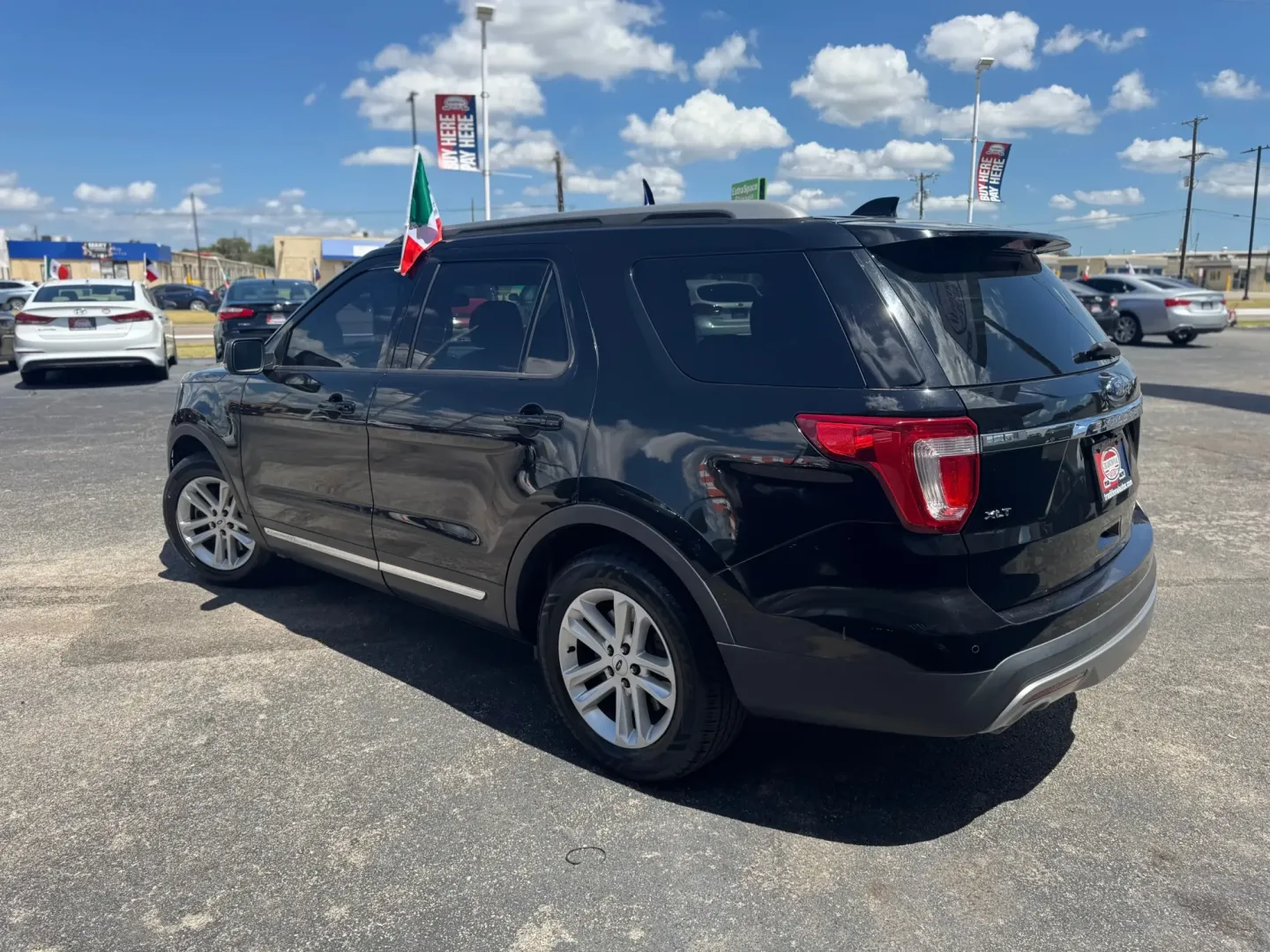 2017 Ford Explorer XLT FWD (1FM5K7D85HG) with an 3.5L V6 DOHC 24V engine, 6A transmission, located at 10740 Forest Lane, Dallas, TX, 75243, (972) 272-7300, 32.908588, -96.701813 - **Discover Adventure with the 2017 Ford Explorer at Traditional Autos in Dallas, TX!**<br /> <br /> Are you ready to elevate your family outings or weekend adventures? The 2017 Ford Explorer is the perfect SUV that marries versatility with comfort, making it an outstanding choice for those who love - Photo#5