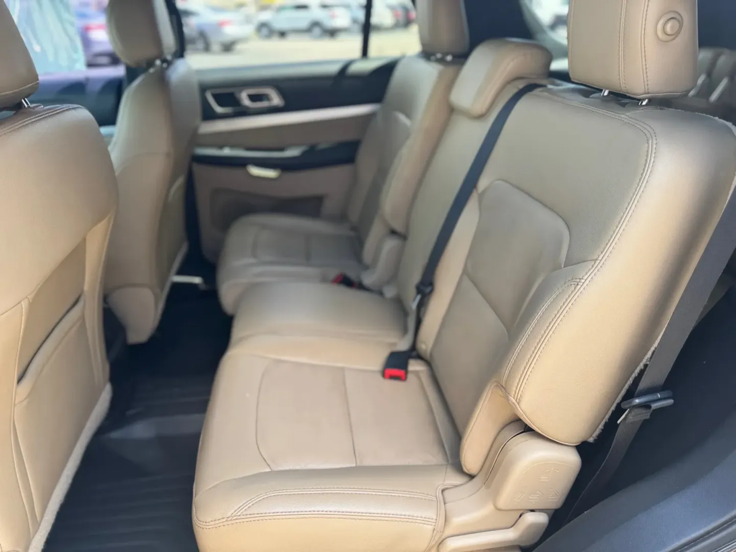 2017 Ford Explorer XLT FWD (1FM5K7D85HG) with an 3.5L V6 DOHC 24V engine, 6A transmission, located at 10740 Forest Lane, Dallas, TX, 75243, (972) 272-7300, 32.908588, -96.701813 - **Discover Adventure with the 2017 Ford Explorer at Traditional Autos in Dallas, TX!**<br /> <br /> Are you ready to elevate your family outings or weekend adventures? The 2017 Ford Explorer is the perfect SUV that marries versatility with comfort, making it an outstanding choice for those who love - Photo#6