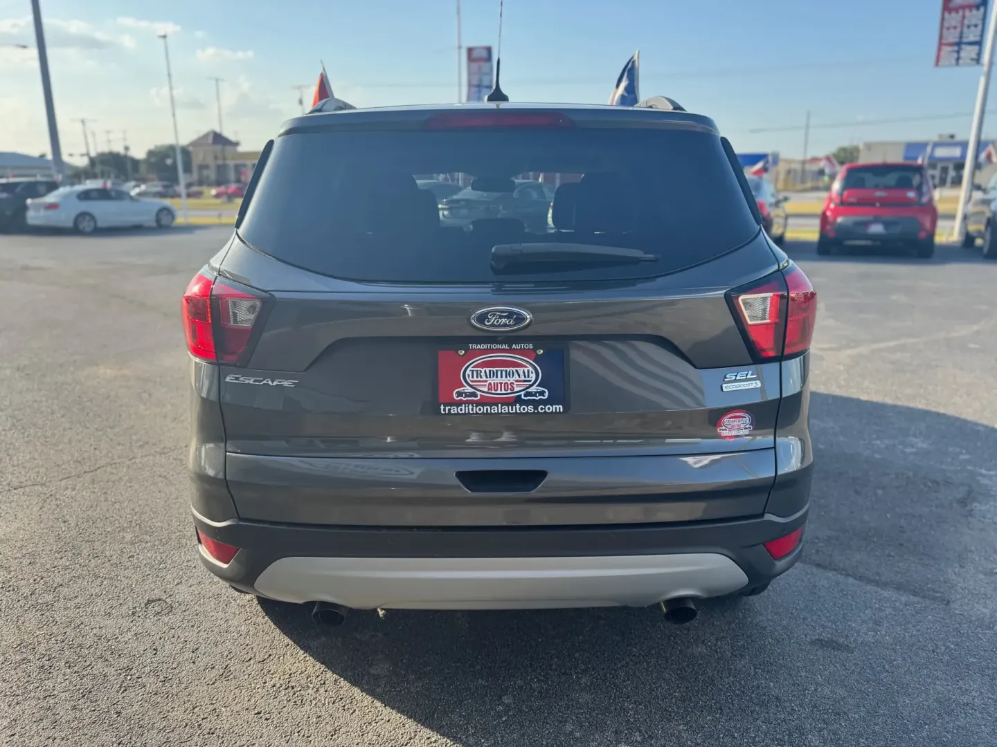 2019 Ford Escape SEL FWD (1FMCU0HD0KU) with an 1.5L L4 DOHC 16V engine, 6A transmission, located at 10740 Forest Lane, Dallas, TX, 75243, (972) 272-7300, 32.908588, -96.701813 - **Discover Your Next Adventure with This 2019 Ford Escape at Traditional Autos!**<br /> <br /> Are you seeking a versatile and reliable vehicle for your next family road trip or daily commute? Look no further than this 2019 Ford Escape, now available at Traditional Autos in Dallas, TX. This sport ut - Photo#3