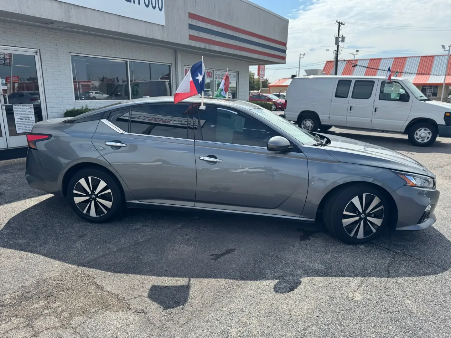 2019 Nissan Altima 2.5 SV (1N4BL4DV7KN) with an 2.5L L4 DOHC 16V engine, CVT transmission, located at 10740 Forest Lane, Dallas, TX, 75243, (972) 272-7300, 32.908588, -96.701813 - **Experience Comfort and Reliability with the 2019 Nissan Altima at Traditional Autos!**<br /> <br /> Are you looking for an affordable used car that perfectly balances comfort, efficiency, and cutting-edge technology? The 2019 Nissan Altima is your ideal solution! Whether you're commuting to work, - Photo#2