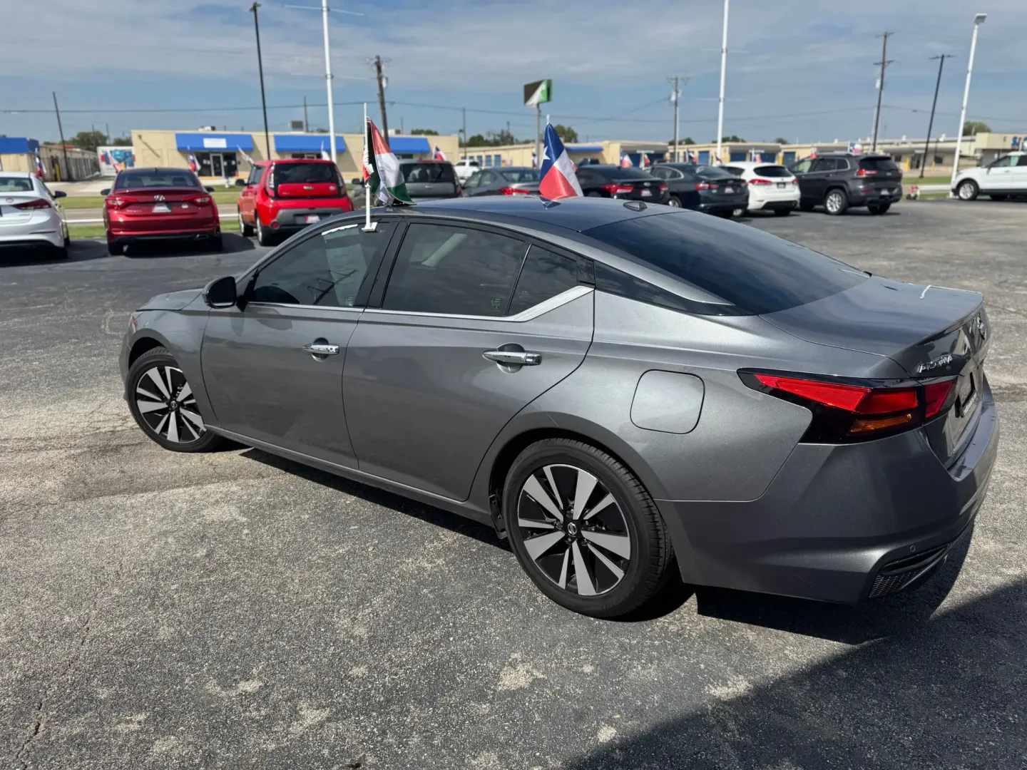2019 Nissan Altima 2.5 SV (1N4BL4DV7KN) with an 2.5L L4 DOHC 16V engine, CVT transmission, located at 10740 Forest Lane, Dallas, TX, 75243, (972) 272-7300, 32.908588, -96.701813 - **Experience Comfort and Reliability with the 2019 Nissan Altima at Traditional Autos!**<br /> <br /> Are you looking for an affordable used car that perfectly balances comfort, efficiency, and cutting-edge technology? The 2019 Nissan Altima is your ideal solution! Whether you're commuting to work, - Photo#5