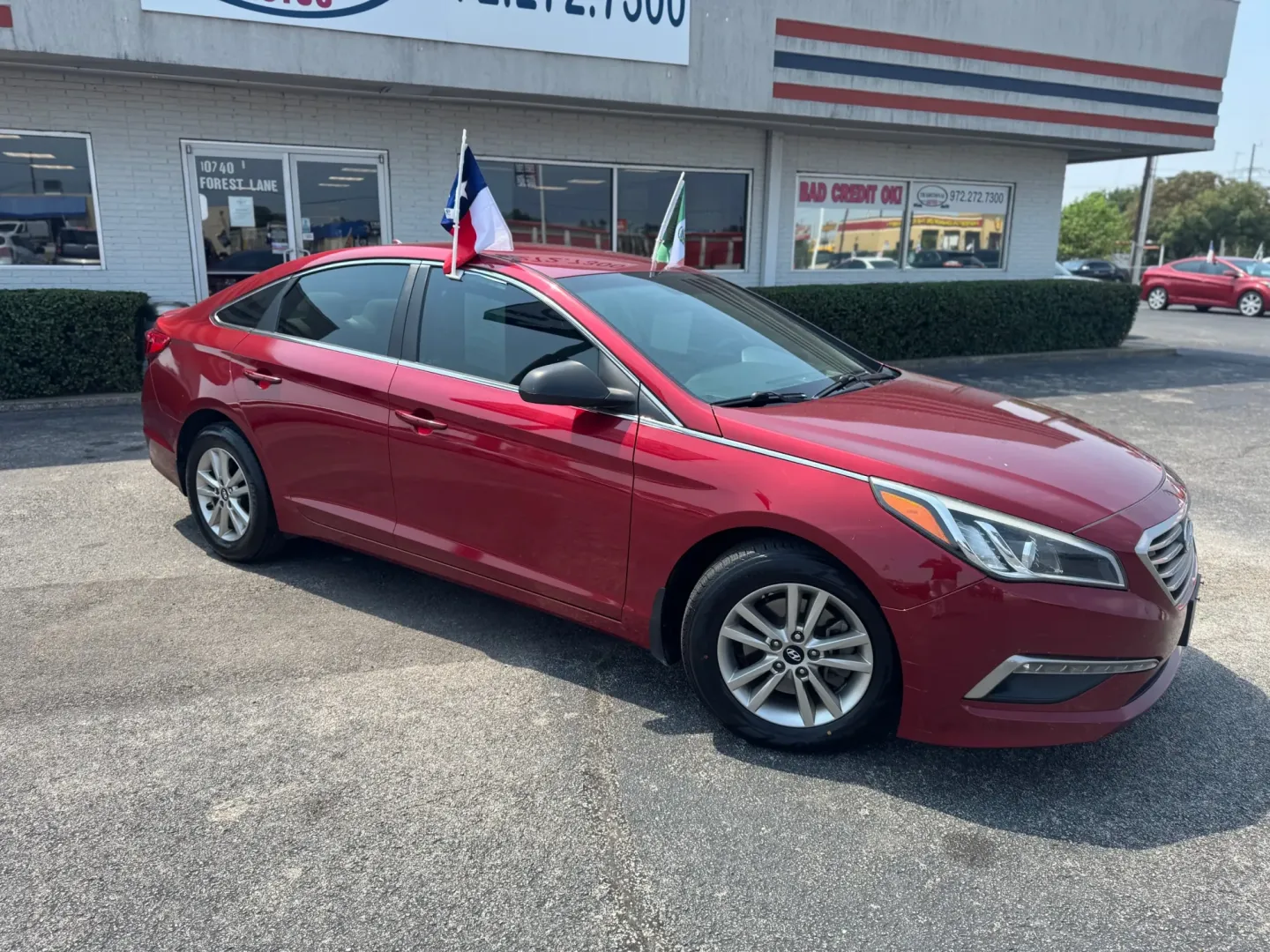 2015 Hyundai Sonata ECO (5NPE24AF4FH) with an 1.6L L4 DOHC 16V engine, 7-Speed Automatic transmission, located at 10740 Forest Lane, Dallas, TX, 75243, (972) 272-7300, 32.908588, -96.701813 - Discover the perfect blend of style, comfort, and affordability with the stunning 2015 Hyundai Sonata, now available at Traditional Autos in Dallas, TX. This sedan is not just a vehicle; it's an opportunity to elevate your daily commute and family outings. With its spacious interior and advanced saf - Photo#1