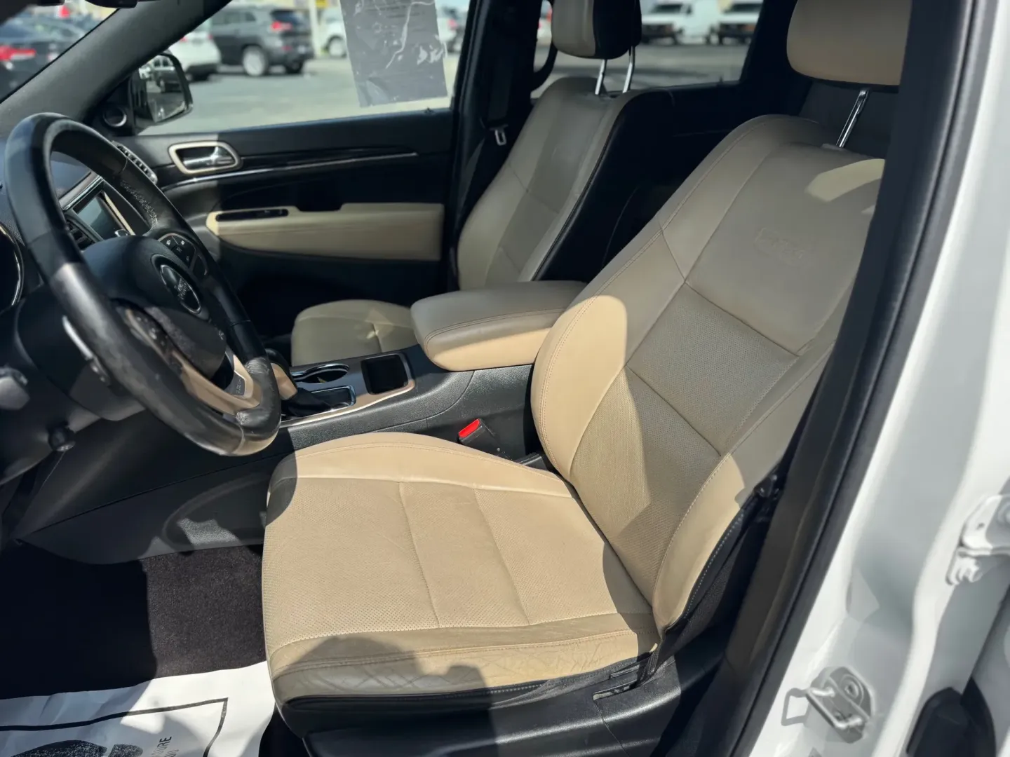 2016 Jeep Grand Cherokee Limited 2WD (1C4RJEBG1GC) with an 3.6L V6 DOHC 24V engine, 8A transmission, located at 10740 Forest Lane, Dallas, TX, 75243, (972) 272-7300, 32.908588, -96.701813 - Are you in search of a robust SUV that can handle everything from daily commutes to weekend getaways? Look no further than this impressive 2016 Jeep Grand Cherokee, available now at Traditional Autos, your trusted pre-owned vehicle dealer located in the heart of Dallas, TX. This vehicle is designed - Photo#9