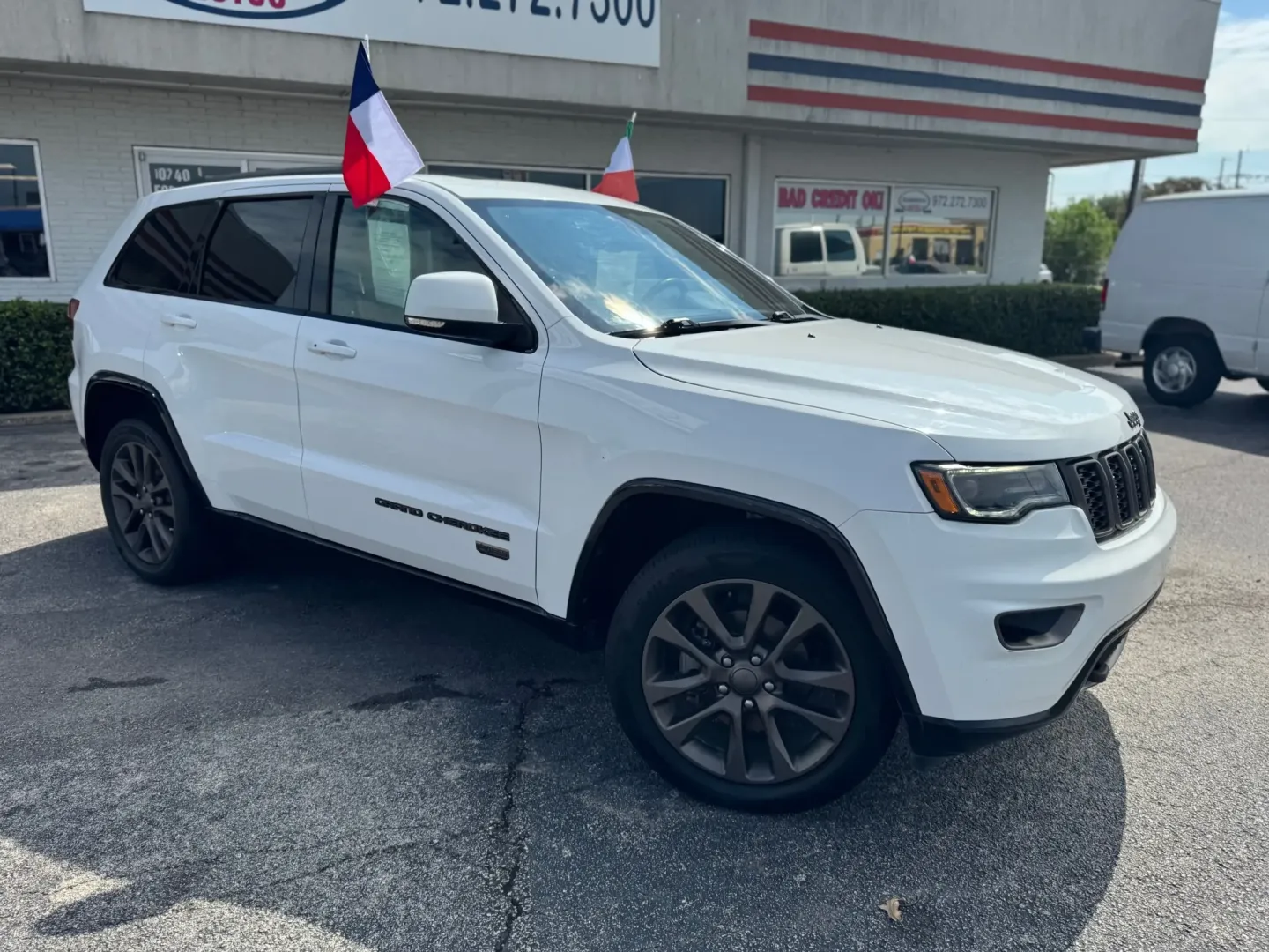 2016 Jeep Grand Cherokee Limited 2WD (1C4RJEBG1GC) with an 3.6L V6 DOHC 24V engine, 8A transmission, located at 10740 Forest Lane, Dallas, TX, 75243, (972) 272-7300, 32.908588, -96.701813 - Are you in search of a robust SUV that can handle everything from daily commutes to weekend getaways? Look no further than this impressive 2016 Jeep Grand Cherokee, available now at Traditional Autos, your trusted pre-owned vehicle dealer located in the heart of Dallas, TX. This vehicle is designed - Photo#1