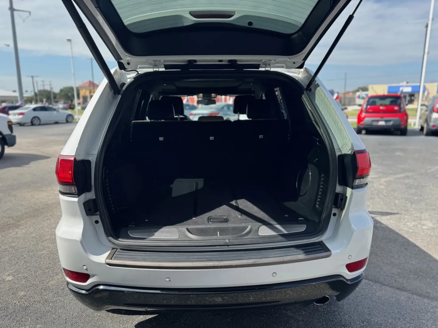 2016 Jeep Grand Cherokee Limited 2WD (1C4RJEBG1GC) with an 3.6L V6 DOHC 24V engine, 8A transmission, located at 10740 Forest Lane, Dallas, TX, 75243, (972) 272-7300, 32.908588, -96.701813 - Are you in search of a robust SUV that can handle everything from daily commutes to weekend getaways? Look no further than this impressive 2016 Jeep Grand Cherokee, available now at Traditional Autos, your trusted pre-owned vehicle dealer located in the heart of Dallas, TX. This vehicle is designed - Photo#4