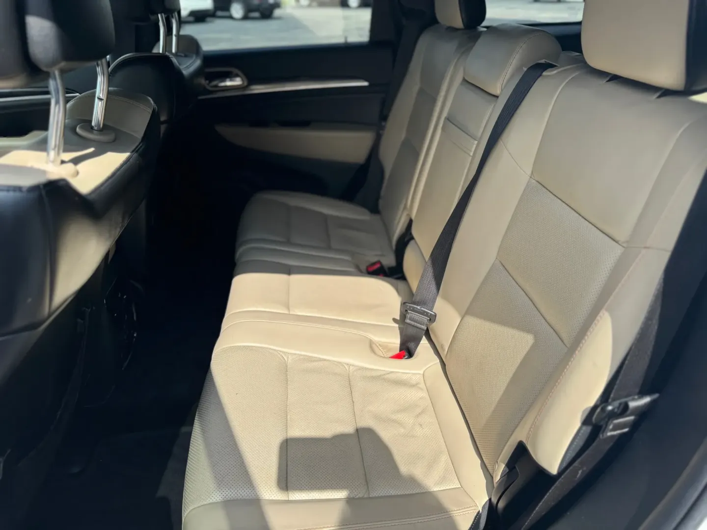 2016 Jeep Grand Cherokee Limited 2WD (1C4RJEBG1GC) with an 3.6L V6 DOHC 24V engine, 8A transmission, located at 10740 Forest Lane, Dallas, TX, 75243, (972) 272-7300, 32.908588, -96.701813 - Are you in search of a robust SUV that can handle everything from daily commutes to weekend getaways? Look no further than this impressive 2016 Jeep Grand Cherokee, available now at Traditional Autos, your trusted pre-owned vehicle dealer located in the heart of Dallas, TX. This vehicle is designed - Photo#6