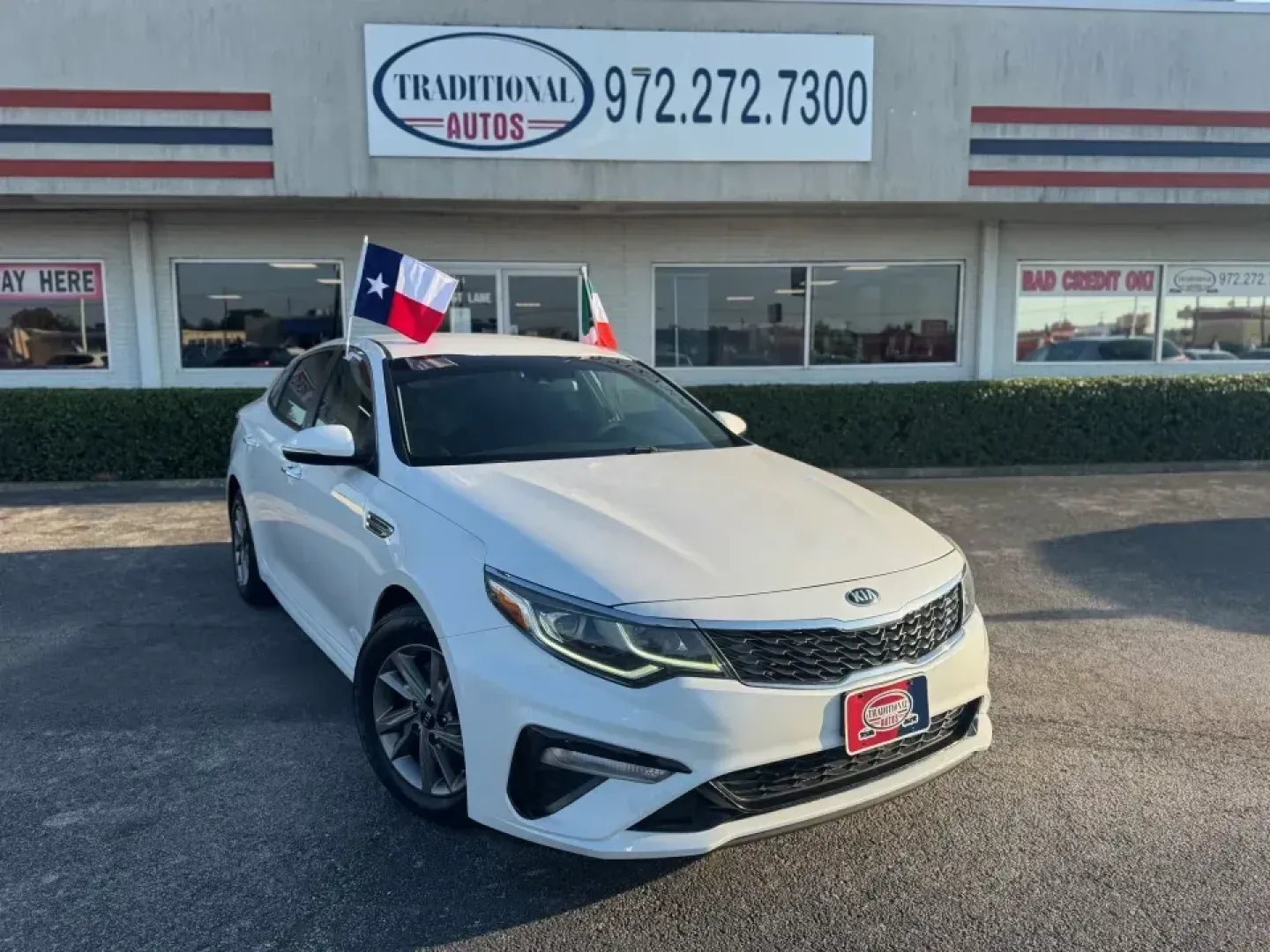 2020 Kia Optima LX (5XXGT4L36LG) with an 2.4L L4 DOHC 16V engine, 6A transmission, located at 10740 Forest Lane, Dallas, TX, 75243, (972) 272-7300, 32.908588, -96.701813 - **Discover Your Next Adventure with the 2020 Kia Optima at Traditional Autos!** <br /> <br /> Are you a commuter seeking a comfortable ride, a family in need of a reliable vehicle, or an adventurous spirit ready for weekend getaways? Look no further! The 2020 Kia Optima, available now at Traditiona - Photo#0