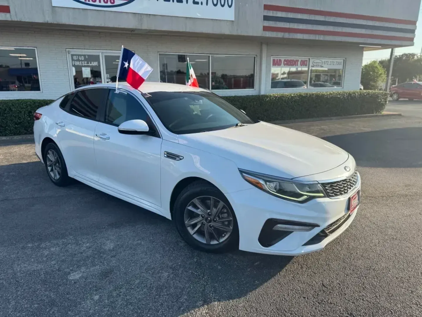 2020 Kia Optima LX (5XXGT4L36LG) with an 2.4L L4 DOHC 16V engine, 6A transmission, located at 10740 Forest Lane, Dallas, TX, 75243, (972) 272-7300, 32.908588, -96.701813 - **Discover Your Next Adventure with the 2020 Kia Optima at Traditional Autos!** <br /> <br /> Are you a commuter seeking a comfortable ride, a family in need of a reliable vehicle, or an adventurous spirit ready for weekend getaways? Look no further! The 2020 Kia Optima, available now at Traditiona - Photo#1