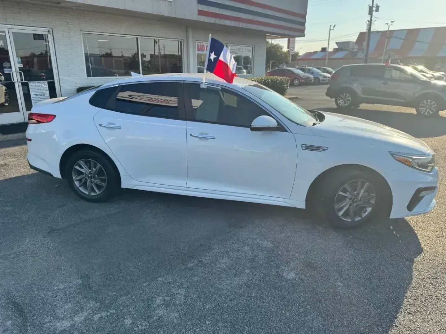 2020 Kia Optima LX (5XXGT4L36LG) with an 2.4L L4 DOHC 16V engine, 6A transmission, located at 10740 Forest Lane, Dallas, TX, 75243, (972) 272-7300, 32.908588, -96.701813 - **Discover Your Next Adventure with the 2020 Kia Optima at Traditional Autos!** <br /> <br /> Are you a commuter seeking a comfortable ride, a family in need of a reliable vehicle, or an adventurous spirit ready for weekend getaways? Look no further! The 2020 Kia Optima, available now at Traditiona - Photo#2