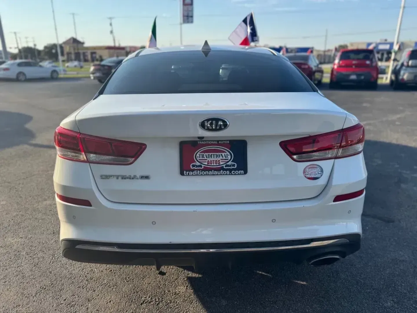 2020 Kia Optima LX (5XXGT4L36LG) with an 2.4L L4 DOHC 16V engine, 6A transmission, located at 10740 Forest Lane, Dallas, TX, 75243, (972) 272-7300, 32.908588, -96.701813 - **Discover Your Next Adventure with the 2020 Kia Optima at Traditional Autos!** <br /> <br /> Are you a commuter seeking a comfortable ride, a family in need of a reliable vehicle, or an adventurous spirit ready for weekend getaways? Look no further! The 2020 Kia Optima, available now at Traditiona - Photo#3