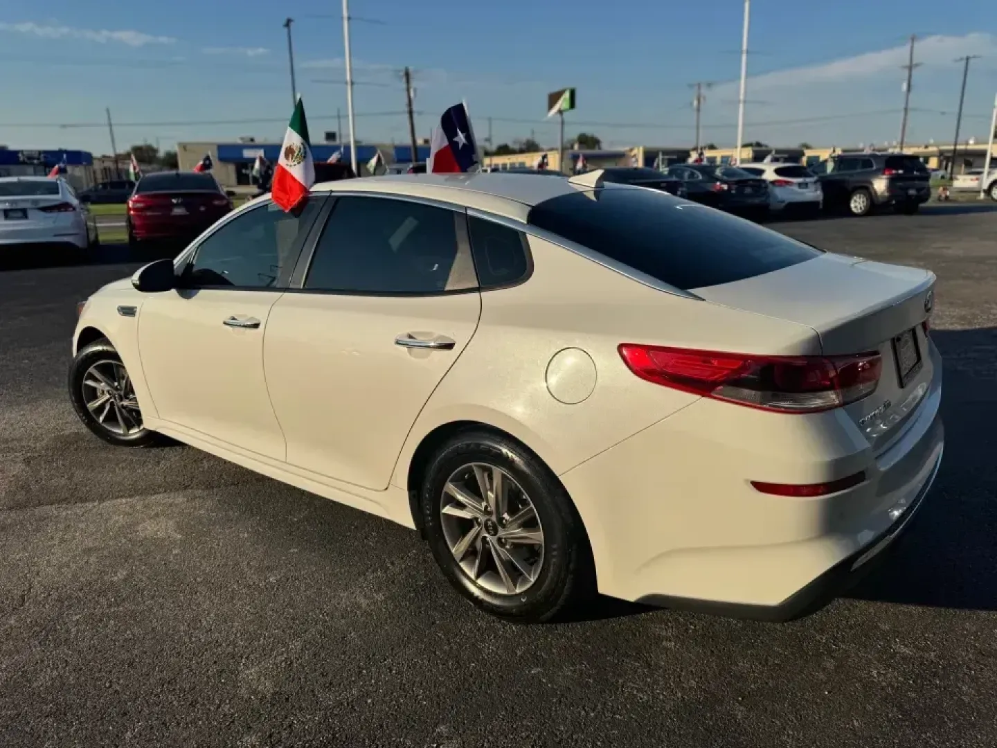 2020 Kia Optima LX (5XXGT4L36LG) with an 2.4L L4 DOHC 16V engine, 6A transmission, located at 10740 Forest Lane, Dallas, TX, 75243, (972) 272-7300, 32.908588, -96.701813 - **Discover Your Next Adventure with the 2020 Kia Optima at Traditional Autos!** <br /> <br /> Are you a commuter seeking a comfortable ride, a family in need of a reliable vehicle, or an adventurous spirit ready for weekend getaways? Look no further! The 2020 Kia Optima, available now at Traditiona - Photo#4