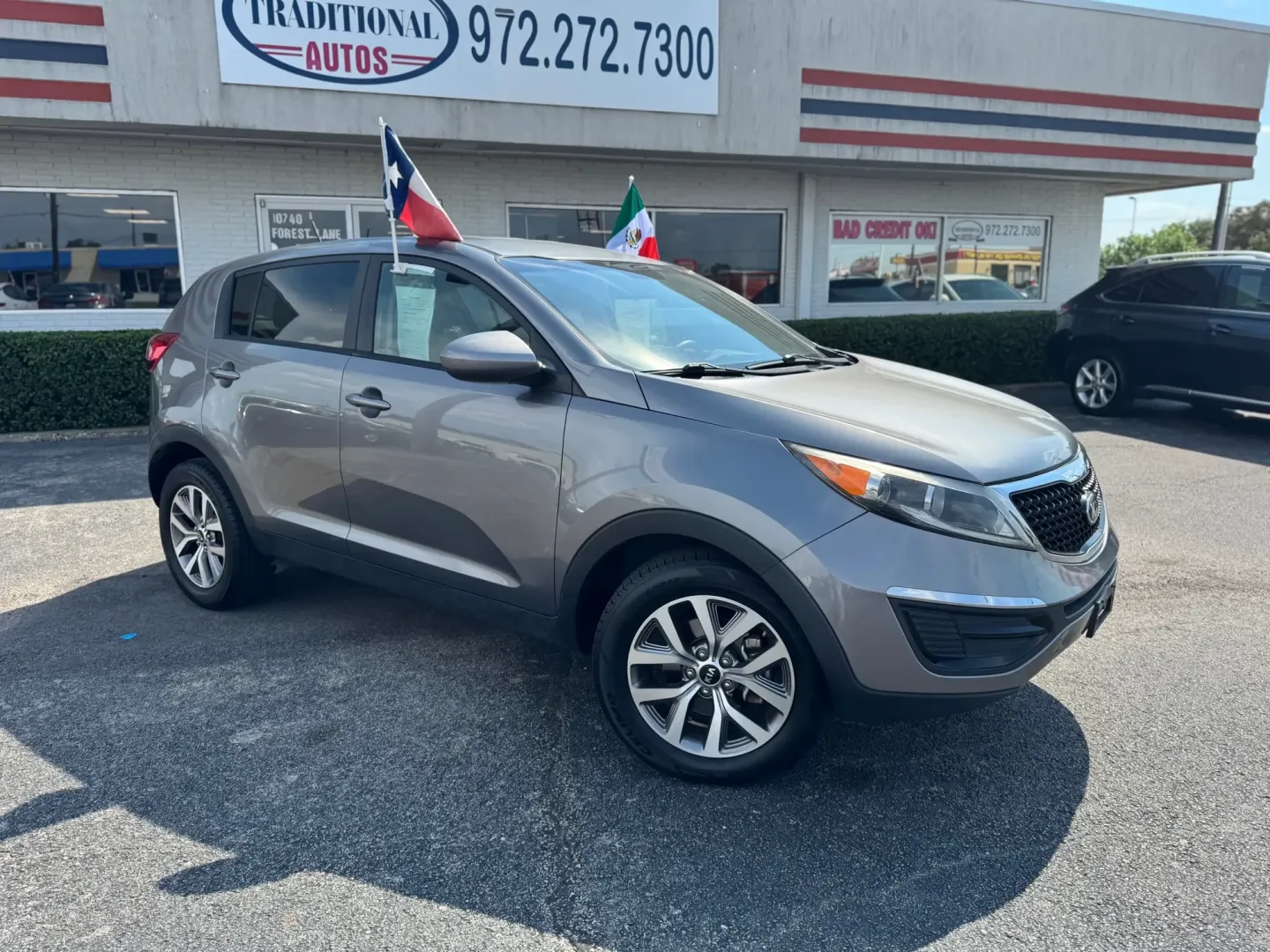 2016 Kia Sportage LX FWD (KNDPB3AC2G7) with an 2.4L V6 DOHC 24V engine, 6-Speed Automatic transmission, located at 10740 Forest Lane, Dallas, TX, 75243, (972) 272-7300, 32.908588, -96.701813 - ### Discover Your Next Adventure with the 2016 Kia Sportage at Traditional Autos!<br /> <br /> Whether you're navigating the bustling streets of Dallas or embarking on a weekend escape to nearby attractions, the 2016 Kia Sportage offers the perfect blend of style, comfort, and versatility. This spor - Photo#1
